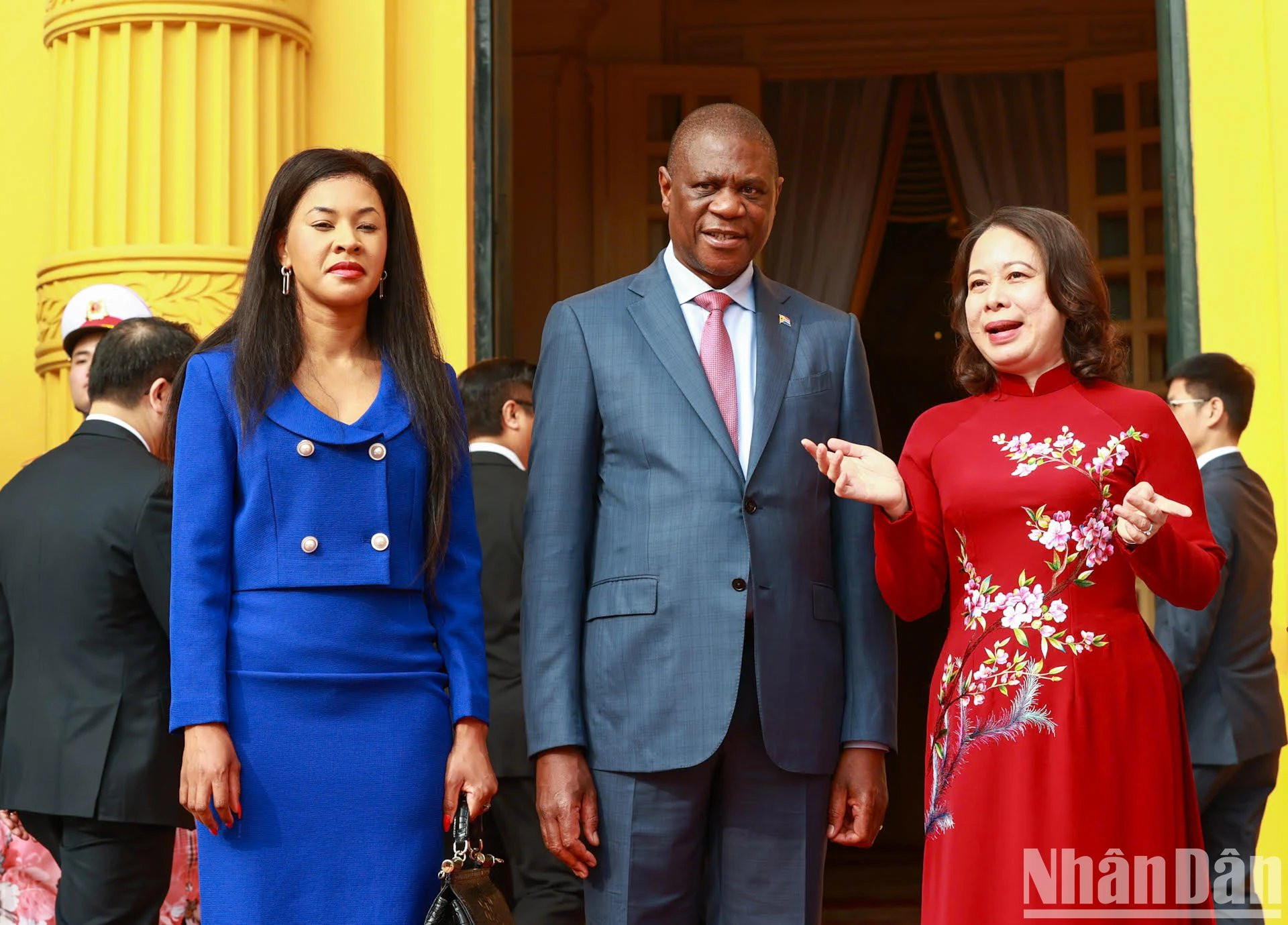 Anh Xuan conversa con su par sudafricano, Paul Mashatile, y su esposa. Anh Xuan conversa con su par sudafricano, Paul Mashatile, y su esposa.