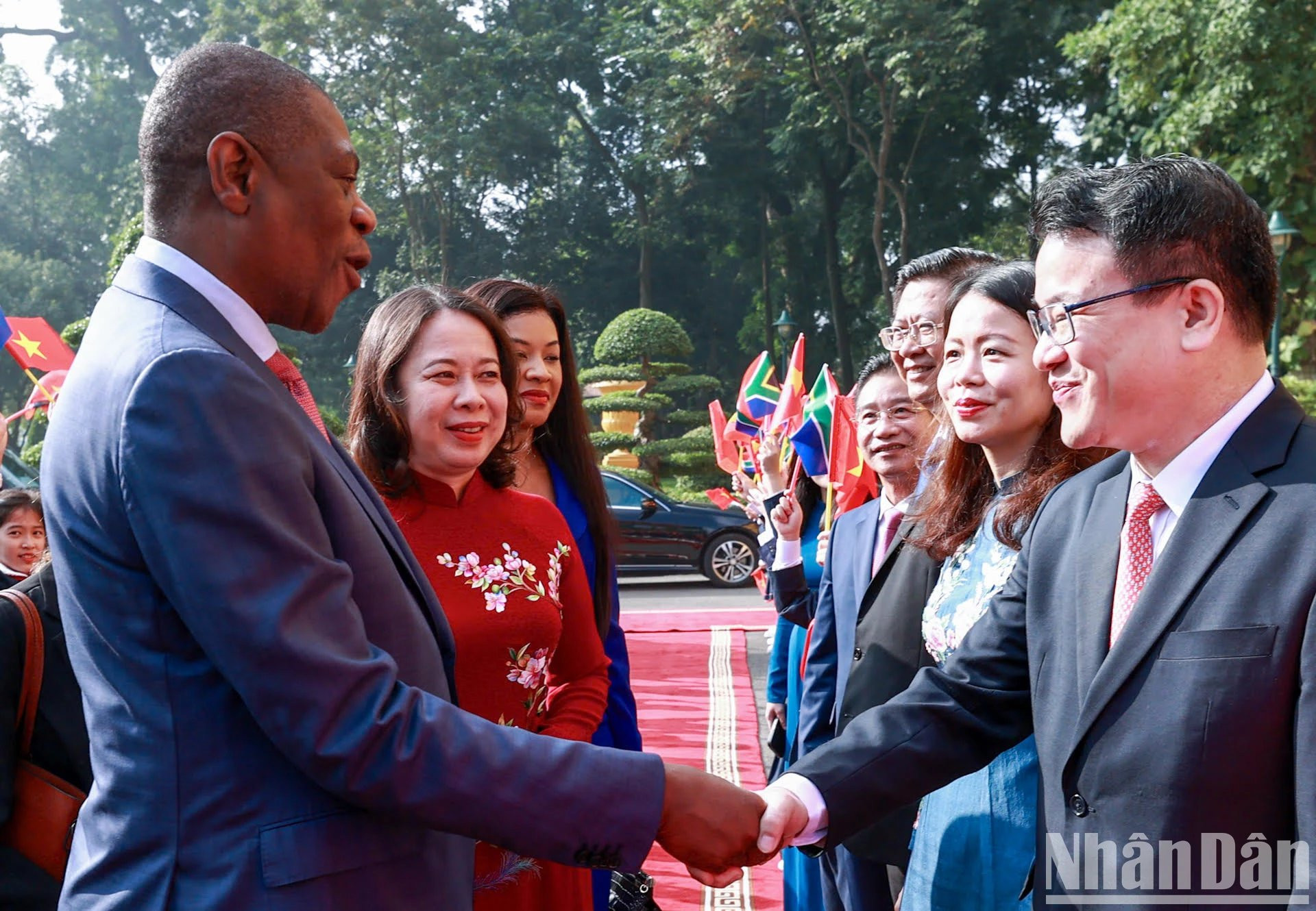 La vicepresidenta vietnamita Vo Thi Anh Xuan presenta al vicepresidente de Sudáfrica, Paul Mashatile, los delegados vietnamitas que asisten a la ceremonia de bienvenida. La vicepresidenta vietnamita Vo Thi Anh Xuan presenta al vicepresidente de Sudáfrica, Paul Mashatile, los delegados vietnamitas que asisten a la ceremonia de bienvenida.