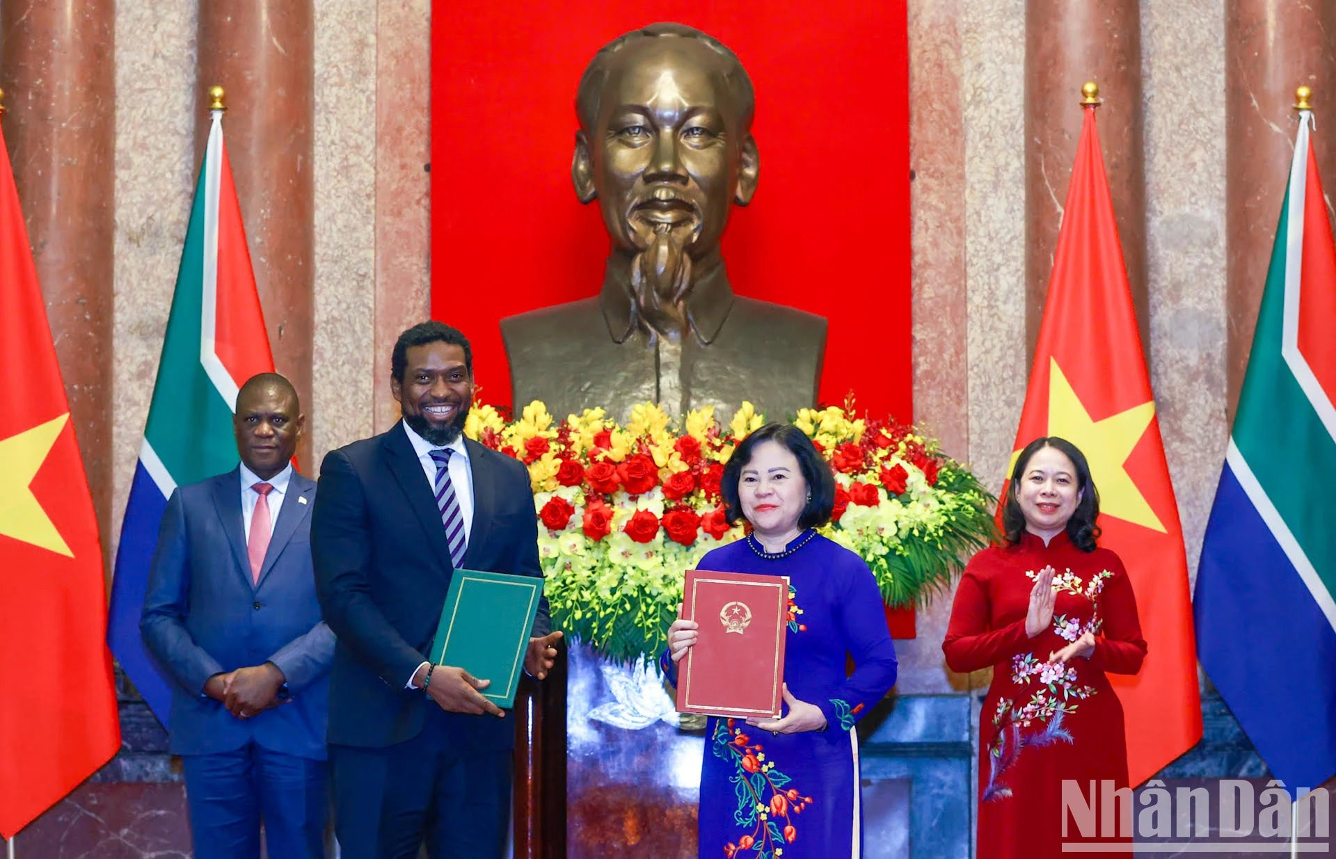 Los dos vicepresidentes presencian la firma del Memorando de Entendimiento entre el Ministerio de Educación y Formación de Vietnam y el Ministerio de Educación Superior, Ciencia e Innovación de Sudáfrica. Los dos vicepresidentes presencian la firma del Memorando de Entendimiento entre el Ministerio de Educación y Formación de Vietnam y el Ministerio de Educación Superior, Ciencia e Innovación de Sudáfrica.
