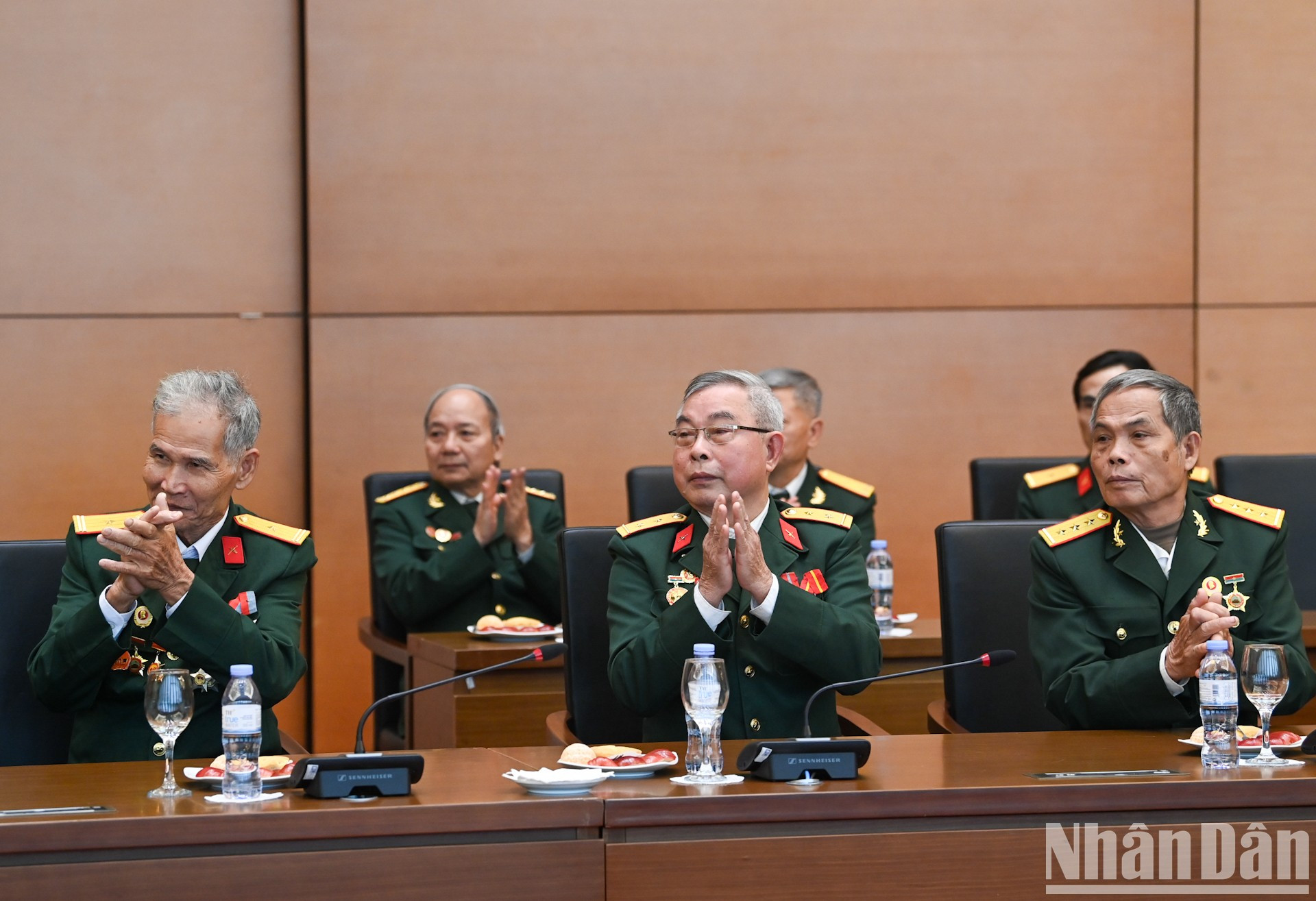 Las personas meritorias del Regimiento 271, de la Región Militar de Tri Thien. Las personas meritorias del Regimiento 271, de la Región Militar de Tri Thien.