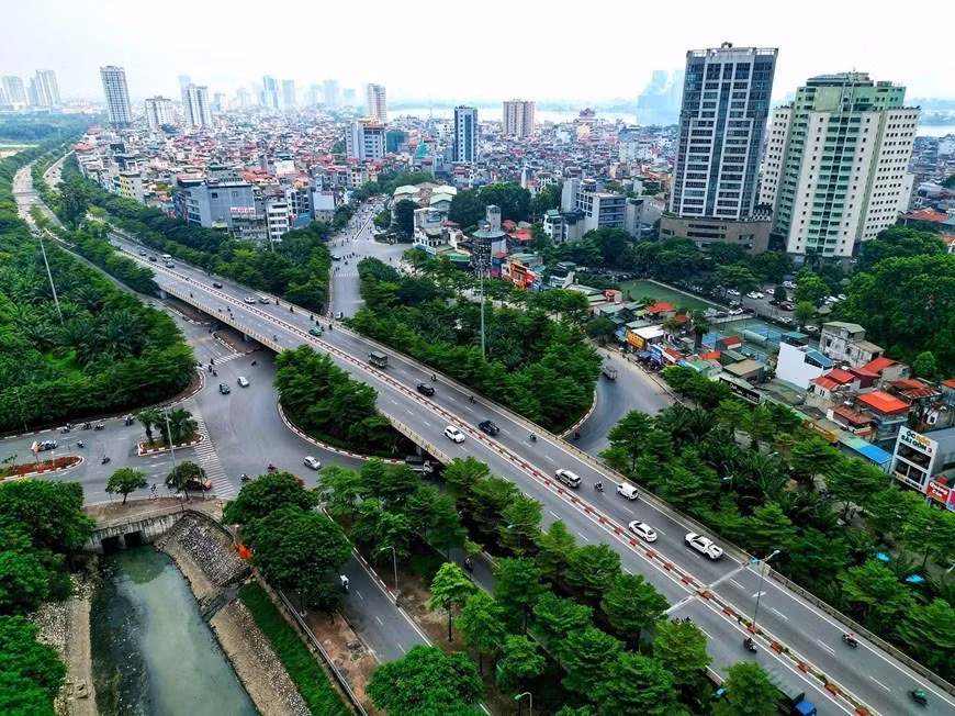 Un tramo elevado del eje del segundo corredor a lo largo del río To Lich está sombreado por numerosos árboles. (Fotografía: VNA)