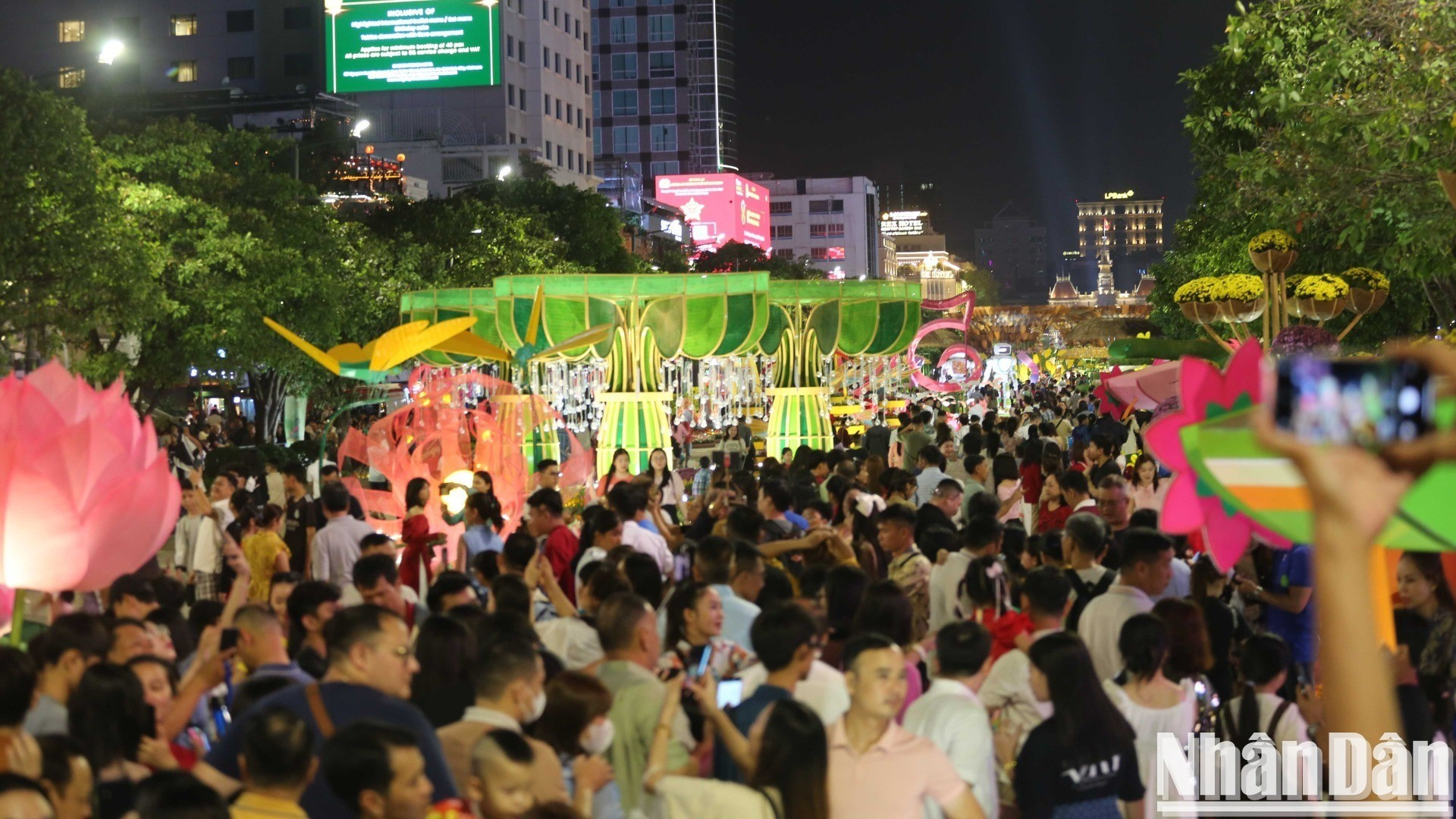 La calle de flores de Nguyen Hue brilla con colores para dar la bienvenida al Año Nuevo Lunar 2025. La calle de flores de Nguyen Hue brilla con colores para dar la bienvenida al Año Nuevo Lunar 2025.