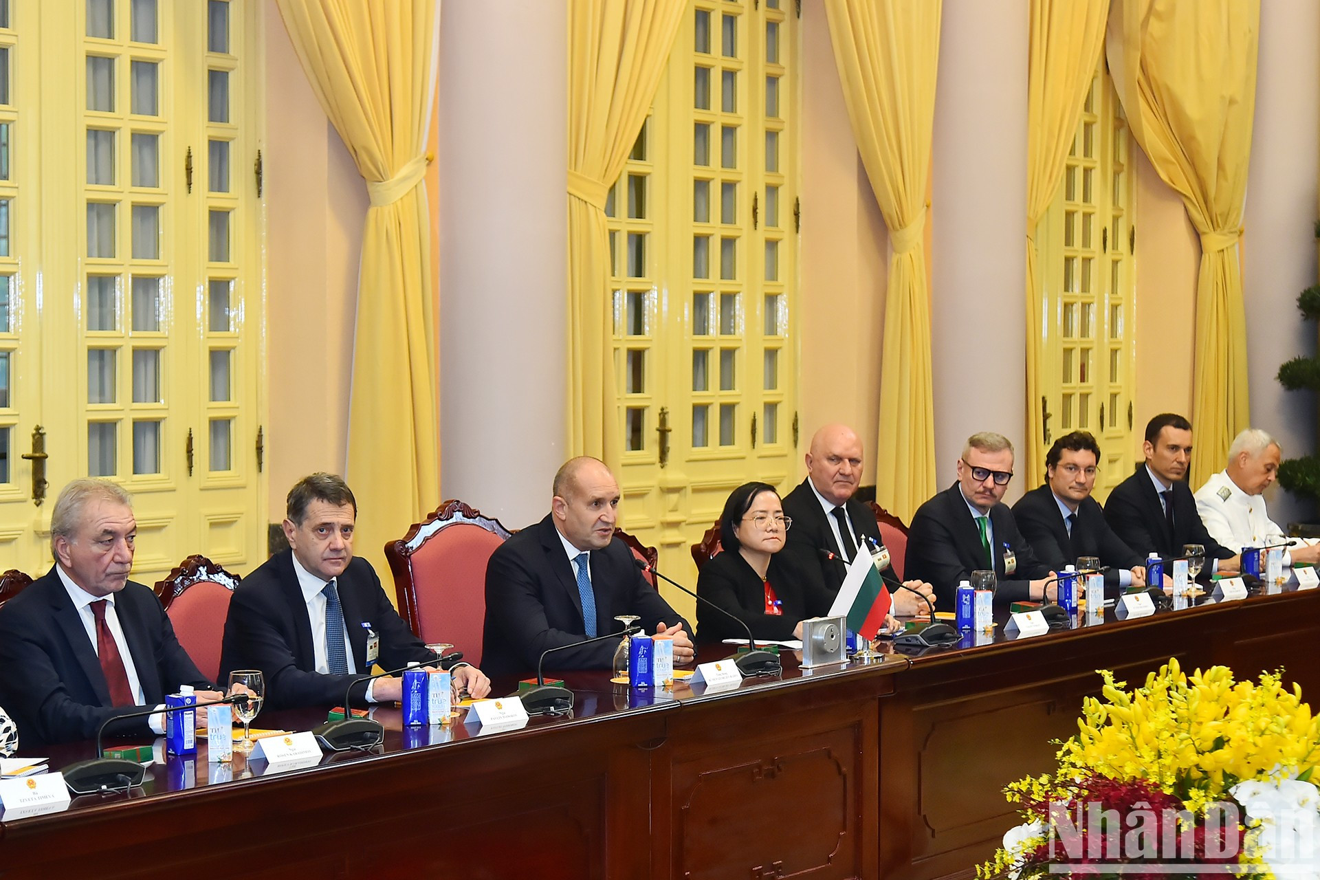 El presidente búlgaro, Rumen Radev, y los miembros de su delegación en las conversaciones. El presidente búlgaro, Rumen Radev, y los miembros de su delegación en las conversaciones.