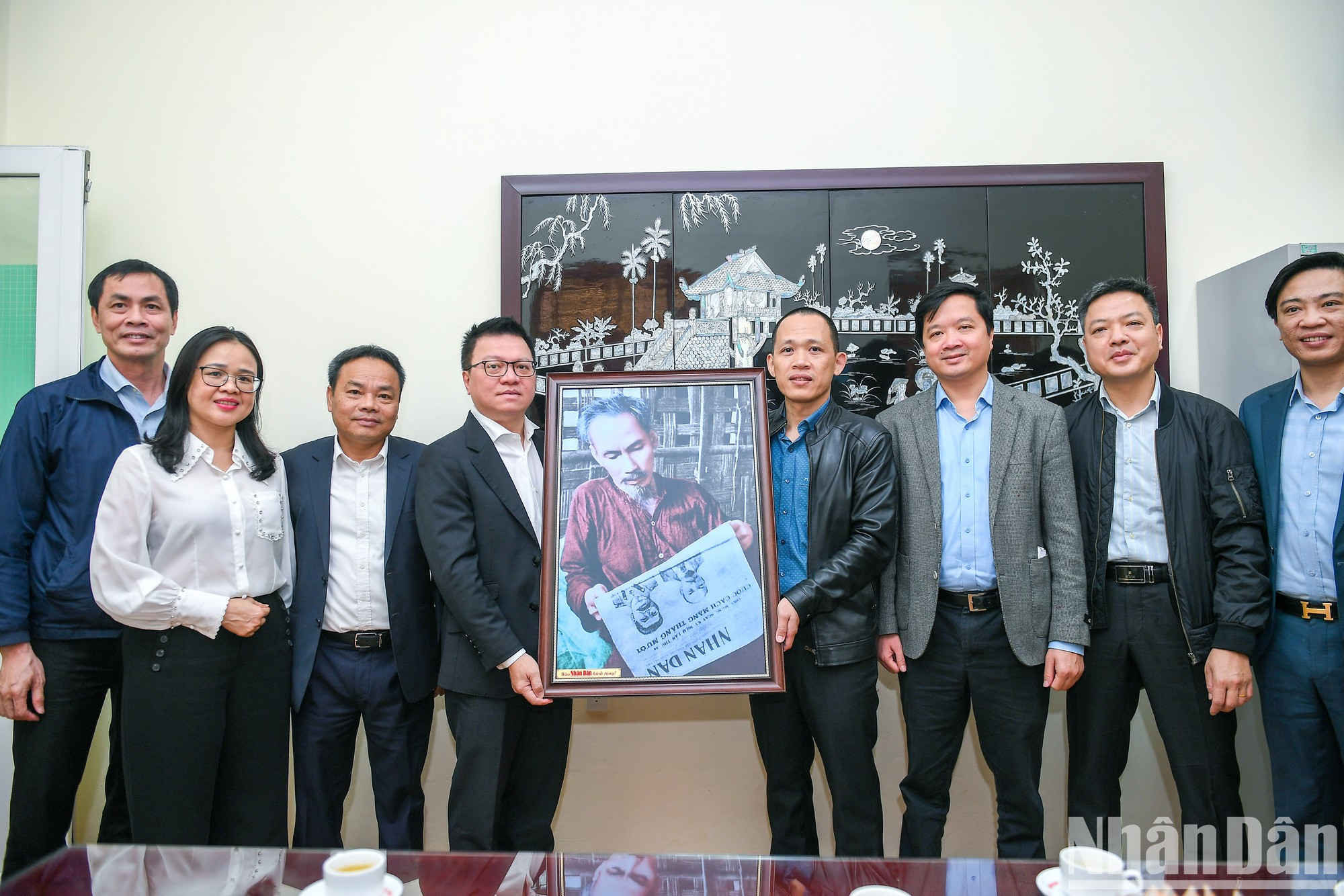 Quoc Minh entrega obsequios a la Oficina de Representación de Nhan Dan en Son La. Quoc Minh entrega obsequios a la Oficina de Representación de Nhan Dan en Son La.