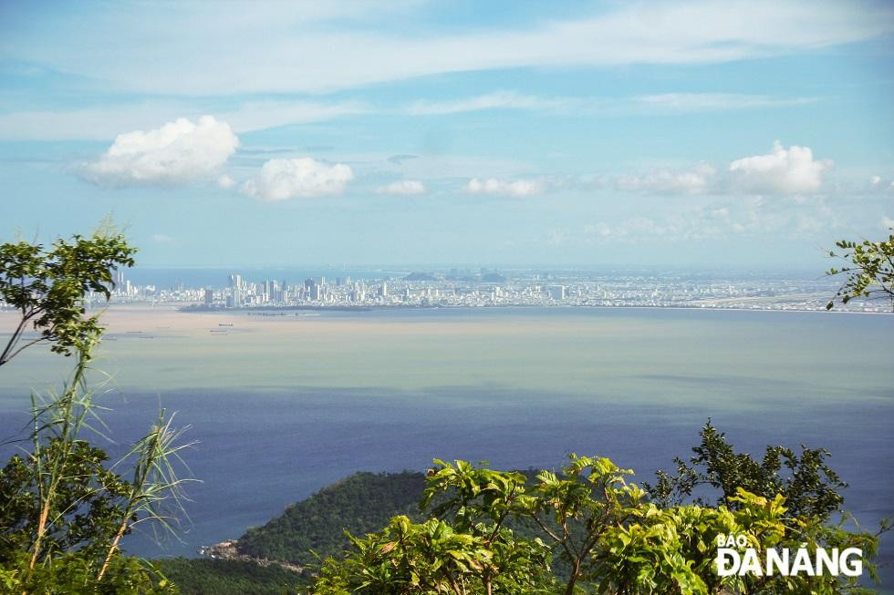 Visitantes disfrutan de la vista panorámica de la ciudad de Da Nang desde el paso de Hai Van. (Fotografía: baodanang.vn)