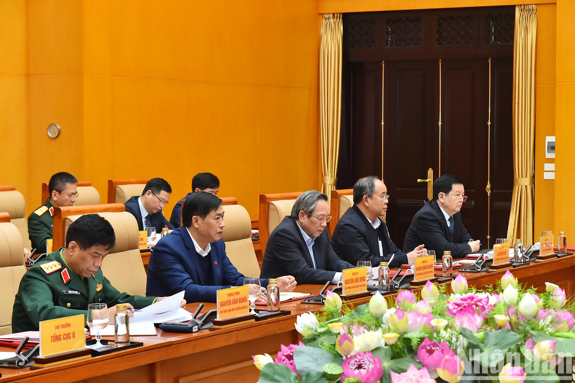 El viceprimer ministro Mai Van Chinh y los delegados a la reunión.