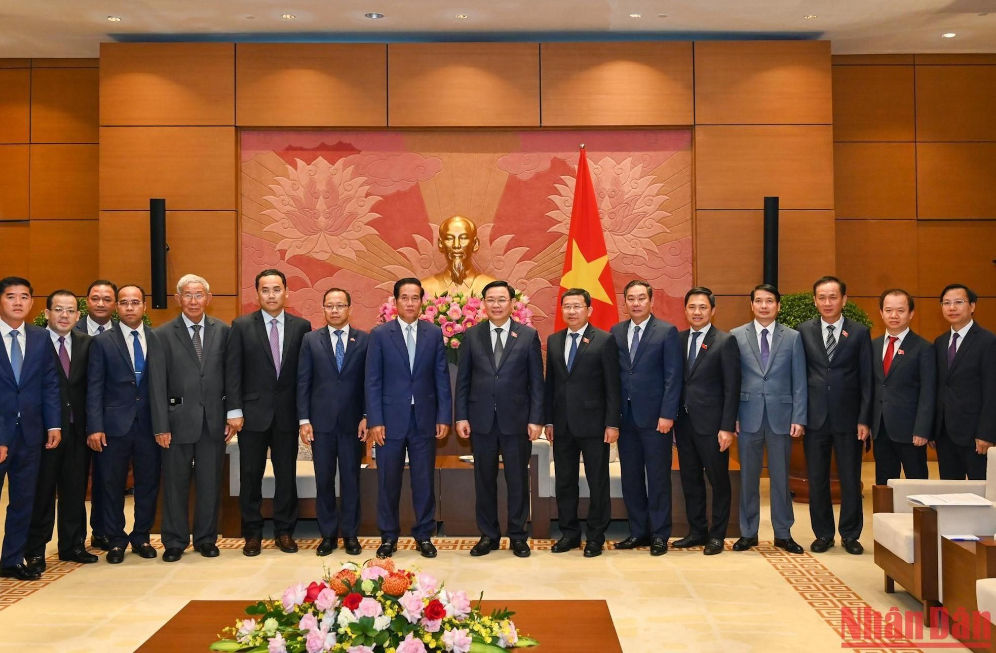 El presidente de la AN, Vuong Dinh Hue, y el gobernador de Phnom Penh, Khuong Sreng, se tomaron fotos de recuerdo con los delegados en la reunión. El presidente de la AN, Vuong Dinh Hue, y el gobernador de Phnom Penh, Khuong Sreng, se tomaron fotos de recuerdo con los delegados en la reunión.