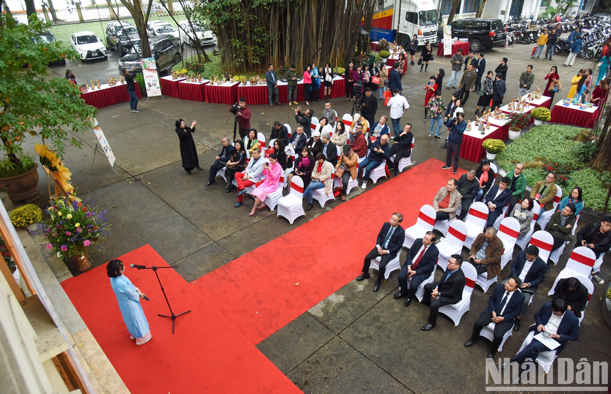 Visitantes a la exposición. (Foto: Tran Hai)