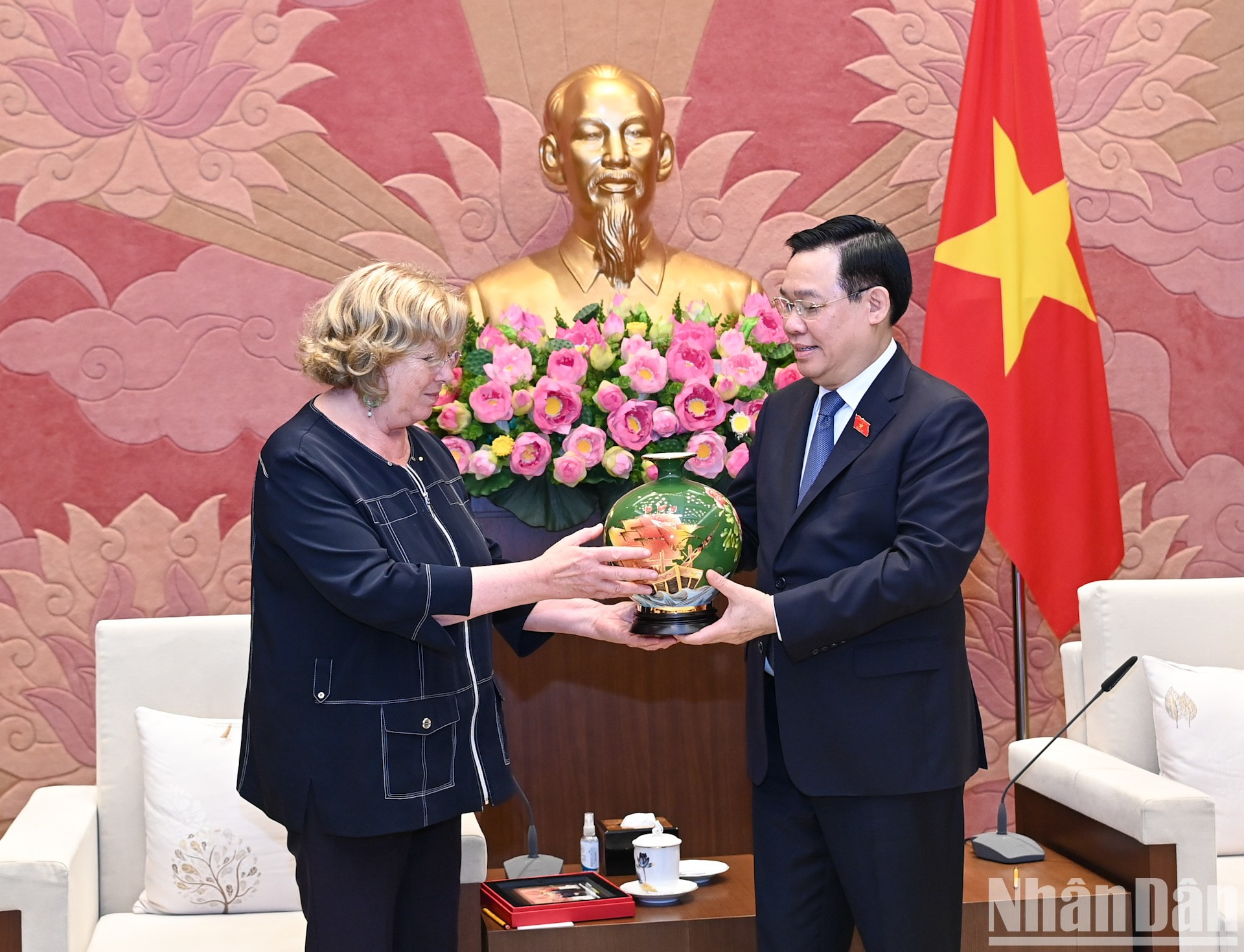 El líder parlamentario vietnamita entrega un recuerdo a Catherine Deroche. El líder parlamentario vietnamita entrega un recuerdo a Catherine Deroche.