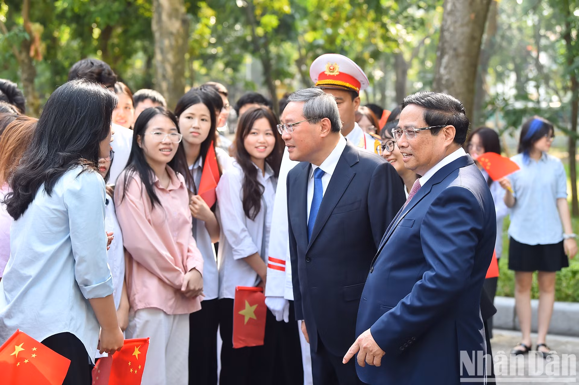 Minh Chinh y Li Qiang con estudiantes vietnamitas en la ceremonia.