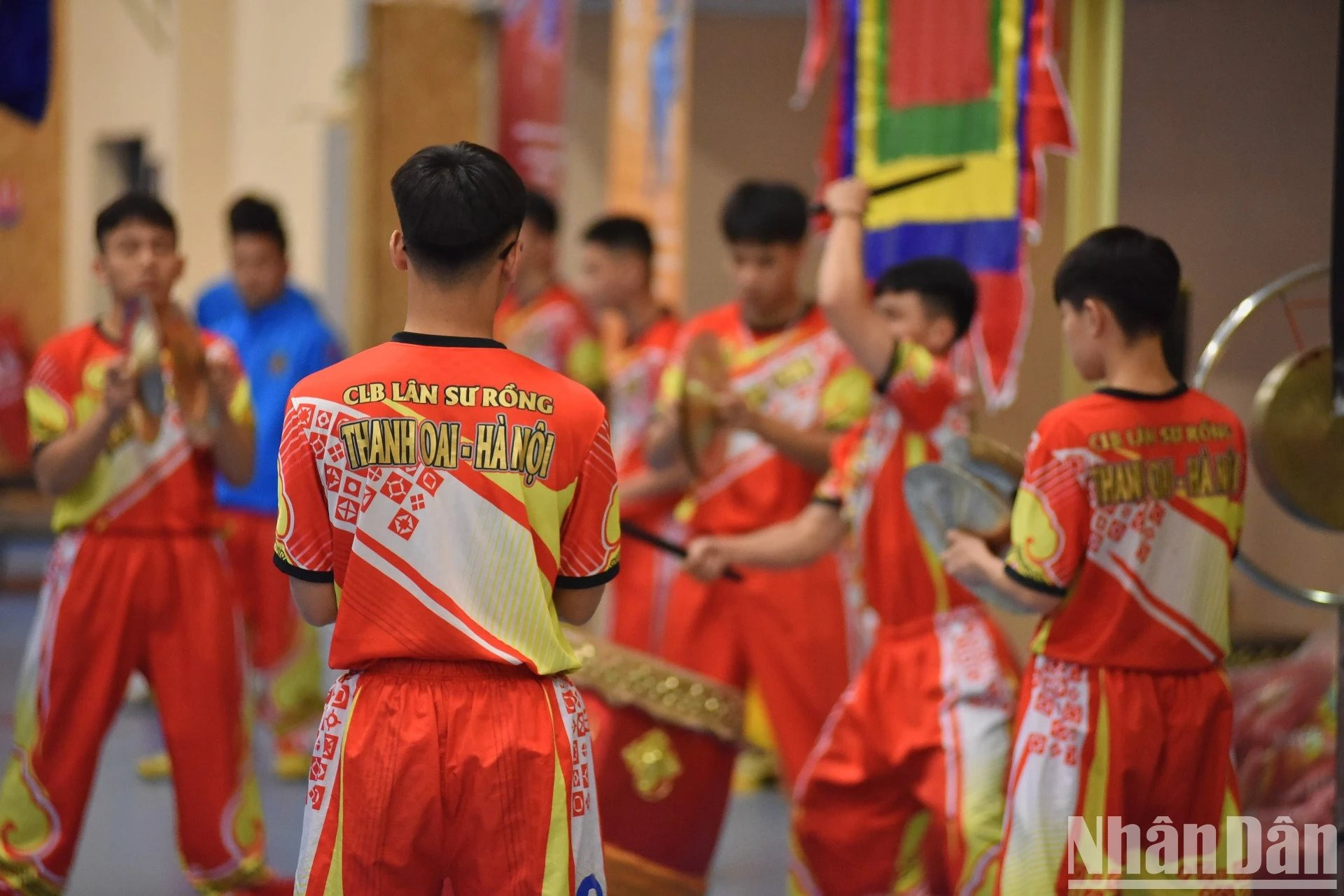 El espectáculo cuenta con la participación de numerosos maestros de artes marciales y estudiantes de diferentes sectas como Vovinam- Viet Vo Dao, Minh Long-Tay Son Vo Dao, Son Long Quyen Thuat, la Escuela Internacional de Vietnam y los clubes de Unicornio, León y Dragón Teck Lyon y Thanh Oai, de Hanói.