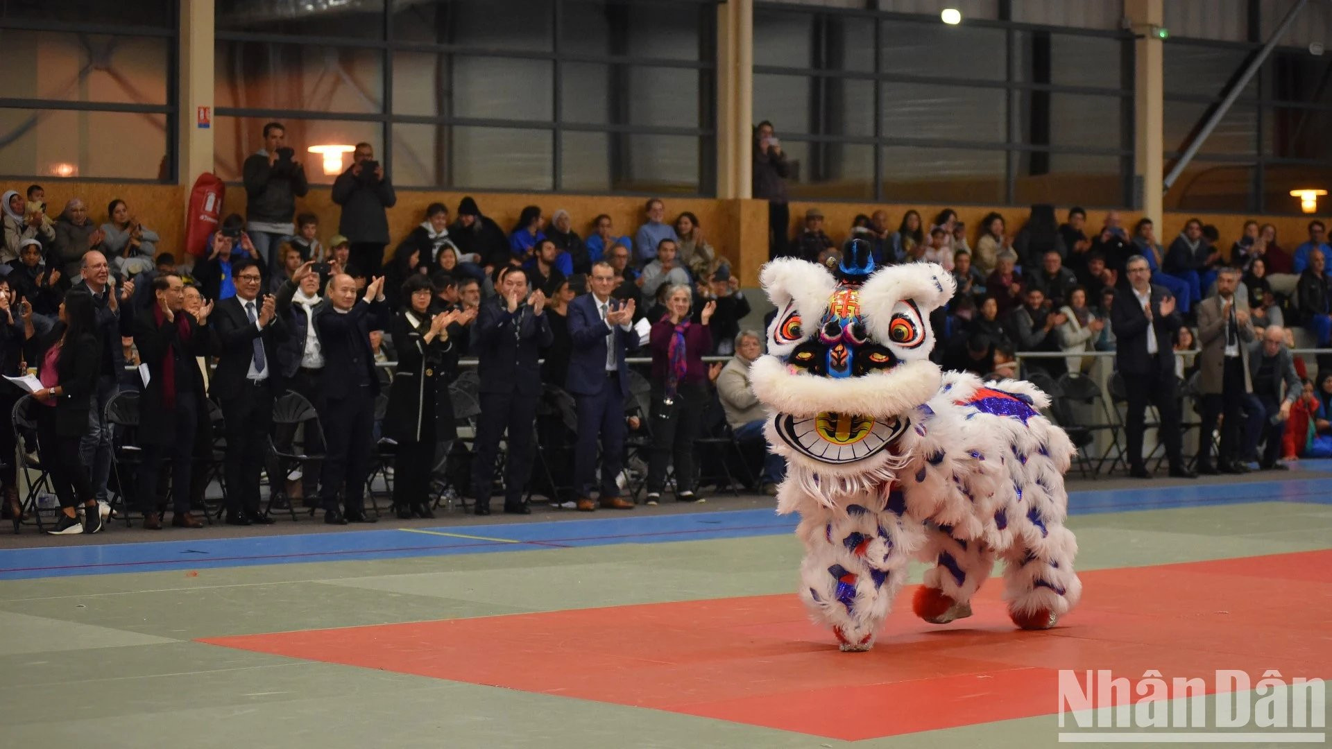La danza del león, el león y el dragón se ha convertido en un deporte que anima a los practicantes a mejorar su estatura y fuerza física.