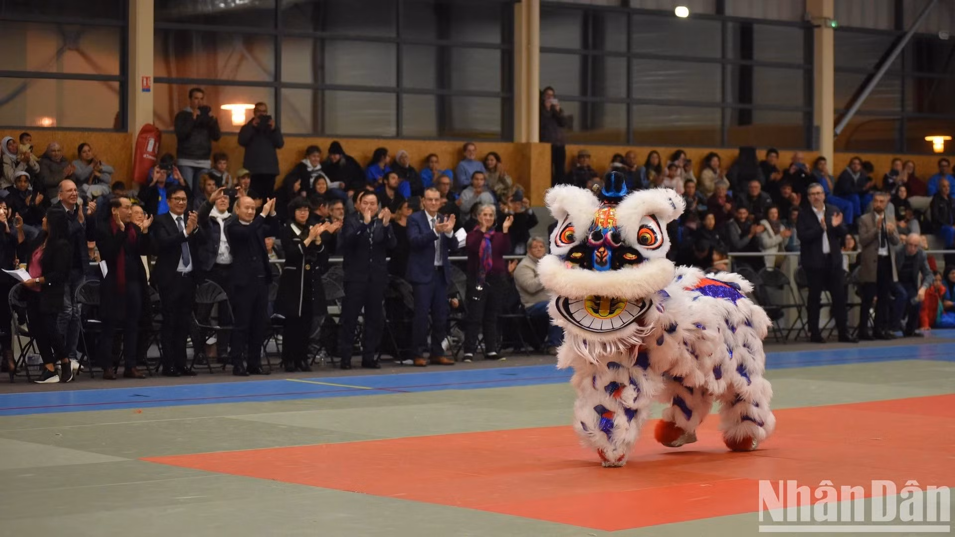 La danza del león, el león y el dragón se ha convertido en un deporte que anima a los practicantes a mejorar su estatura y fuerza física.