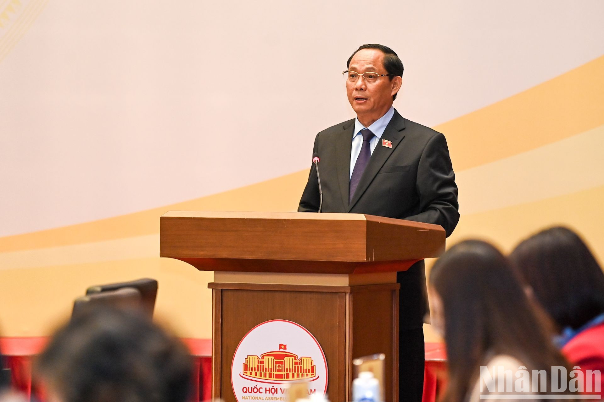 El vicepresidente de la Asamblea Nacional, Tran Quang Phuong, habla en la reunión.