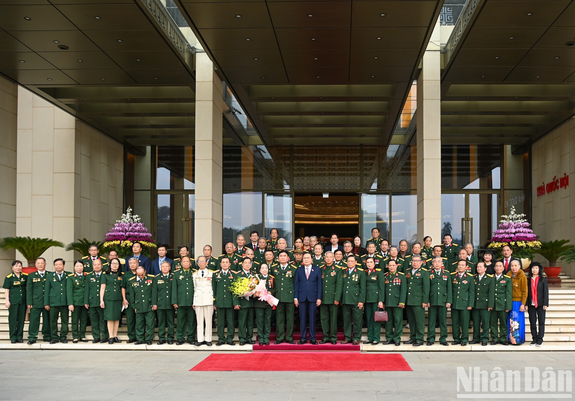 Tran Thanh Man se hace fotos de recuerdo con los delegados. Tran Thanh Man se hace fotos de recuerdo con los delegados.