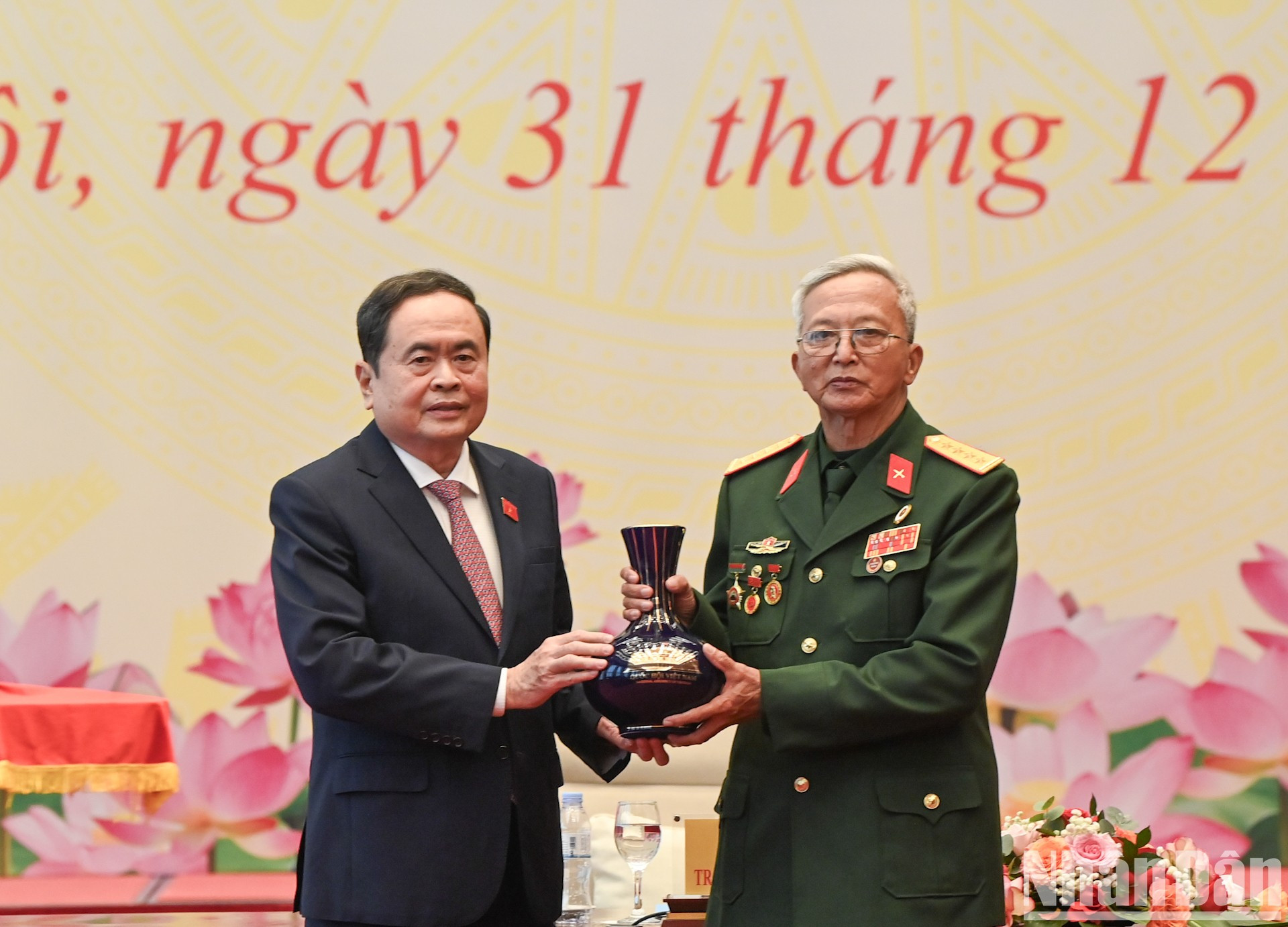 Thanh Man entrega recuerdos al Comité de Enlace del Regimiento 271 de la Región Militar de Tri Thien. Thanh Man entrega recuerdos al Comité de Enlace del Regimiento 271 de la Región Militar de Tri Thien.