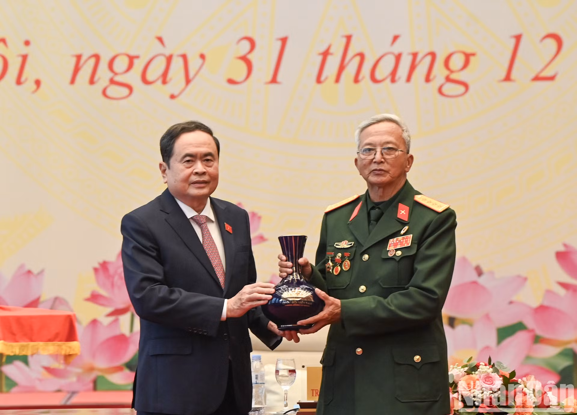 Thanh Man entrega recuerdos al Comité de Enlace del Regimiento 271 de la Región Militar de Tri Thien.