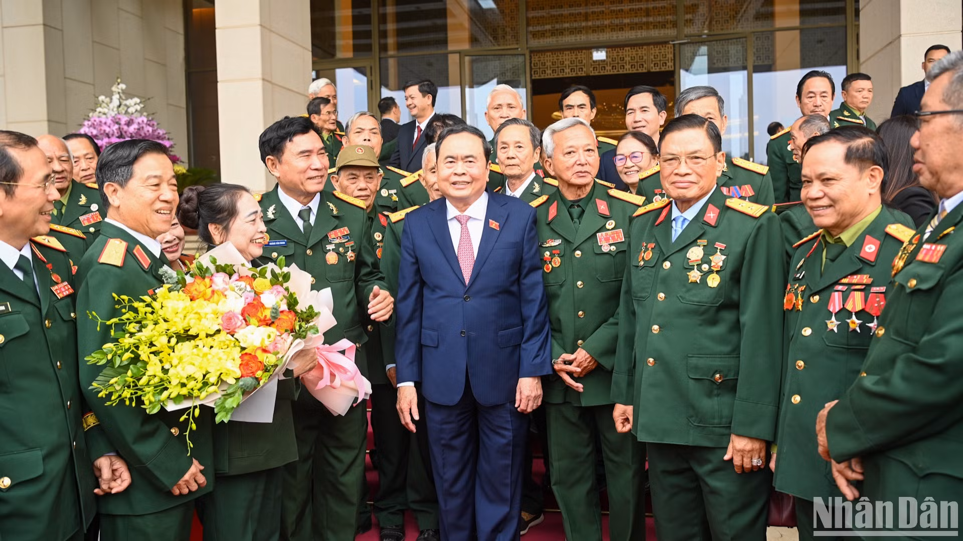 [Foto] Máximo legislador vietnamita se reúne con personas meritorias del Regimiento 271 de la Región Militar de Tri Thien