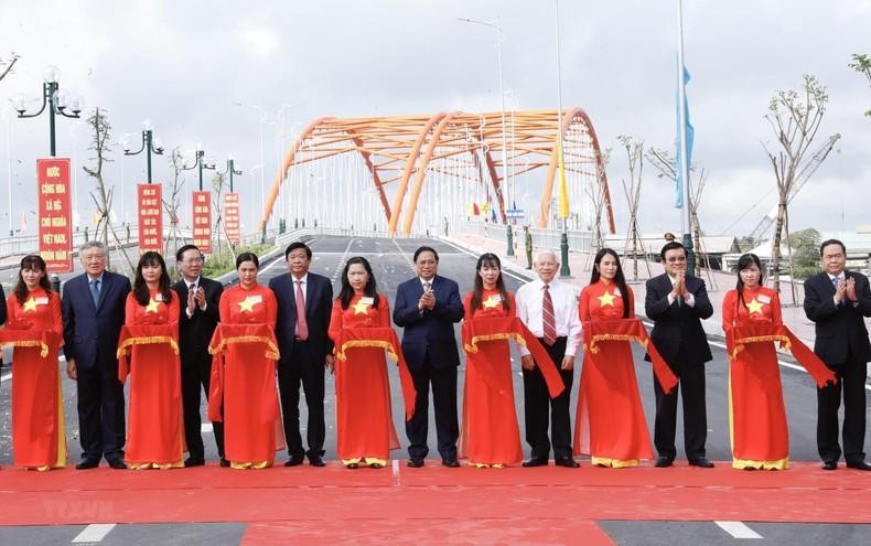 Minh Chinh corta la cinta de inauguración del puente Cai Cam. Minh Chinh corta la cinta de inauguración del puente Cai Cam.