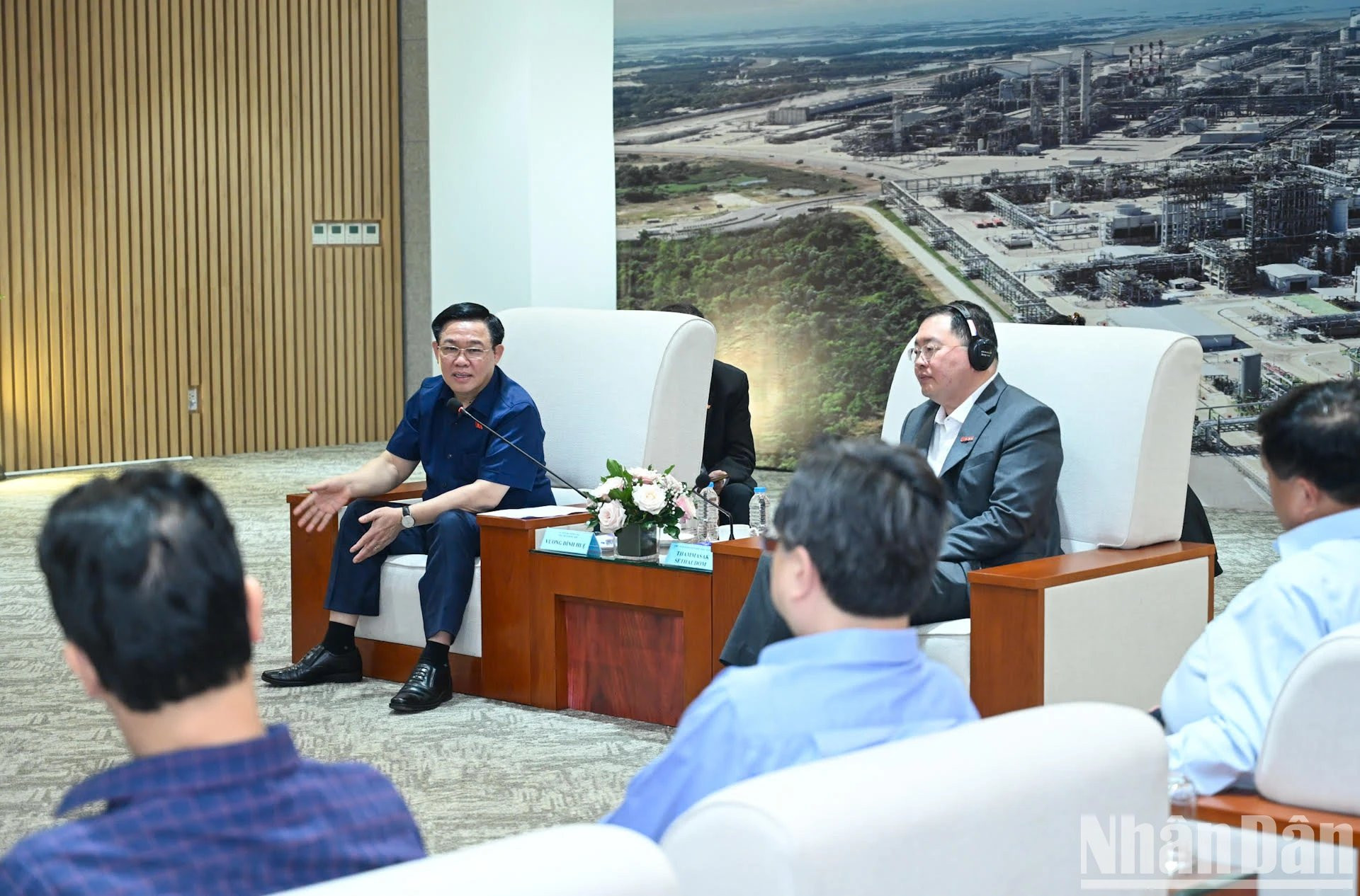 Dinh Hue habla en la reunión. Dinh Hue habla en la reunión.