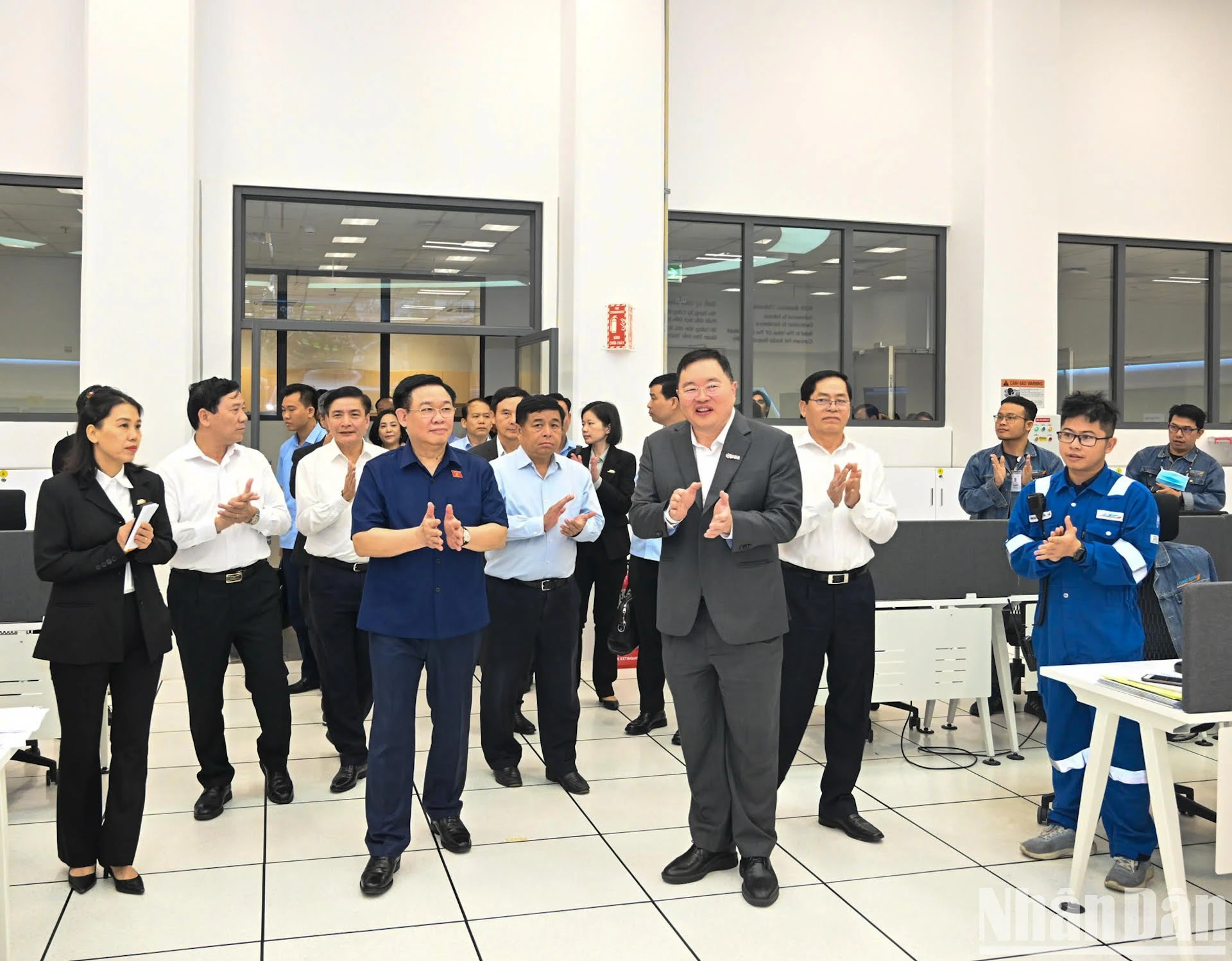 El líder parlamentario y la delegación que lo acompaña trabaja con representantes del complejo petroquímico de Long Son. El líder parlamentario y la delegación que lo acompaña trabaja con representantes del complejo petroquímico de Long Son.