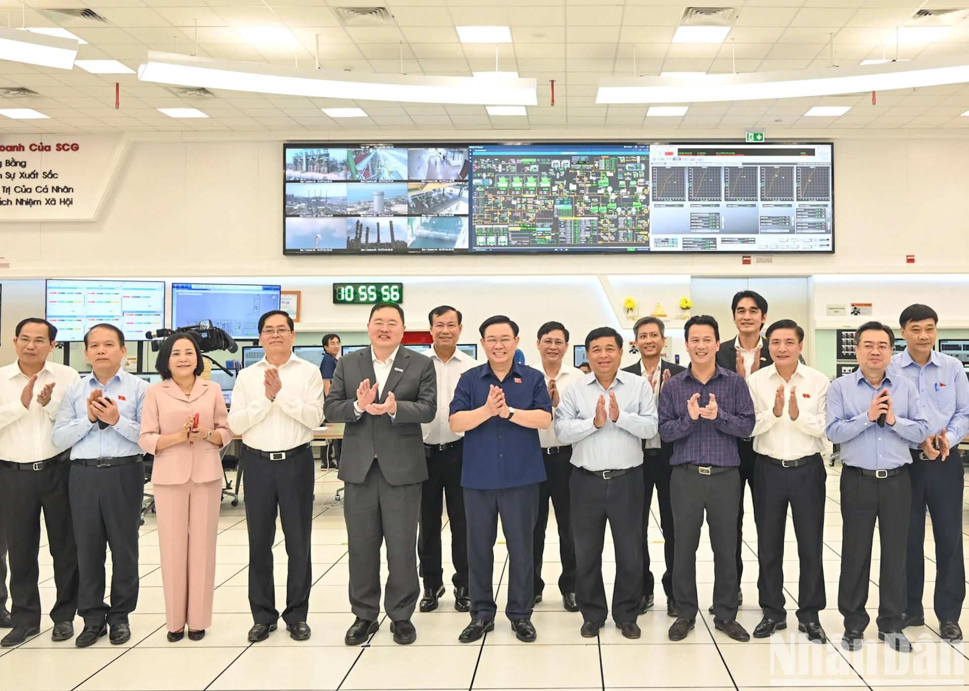 El máximo legislador y los dirigentes, ingenieros y empleados del proyecto del complejo petroquímico de Long Son. El máximo legislador y los dirigentes, ingenieros y empleados del proyecto del complejo petroquímico de Long Son.