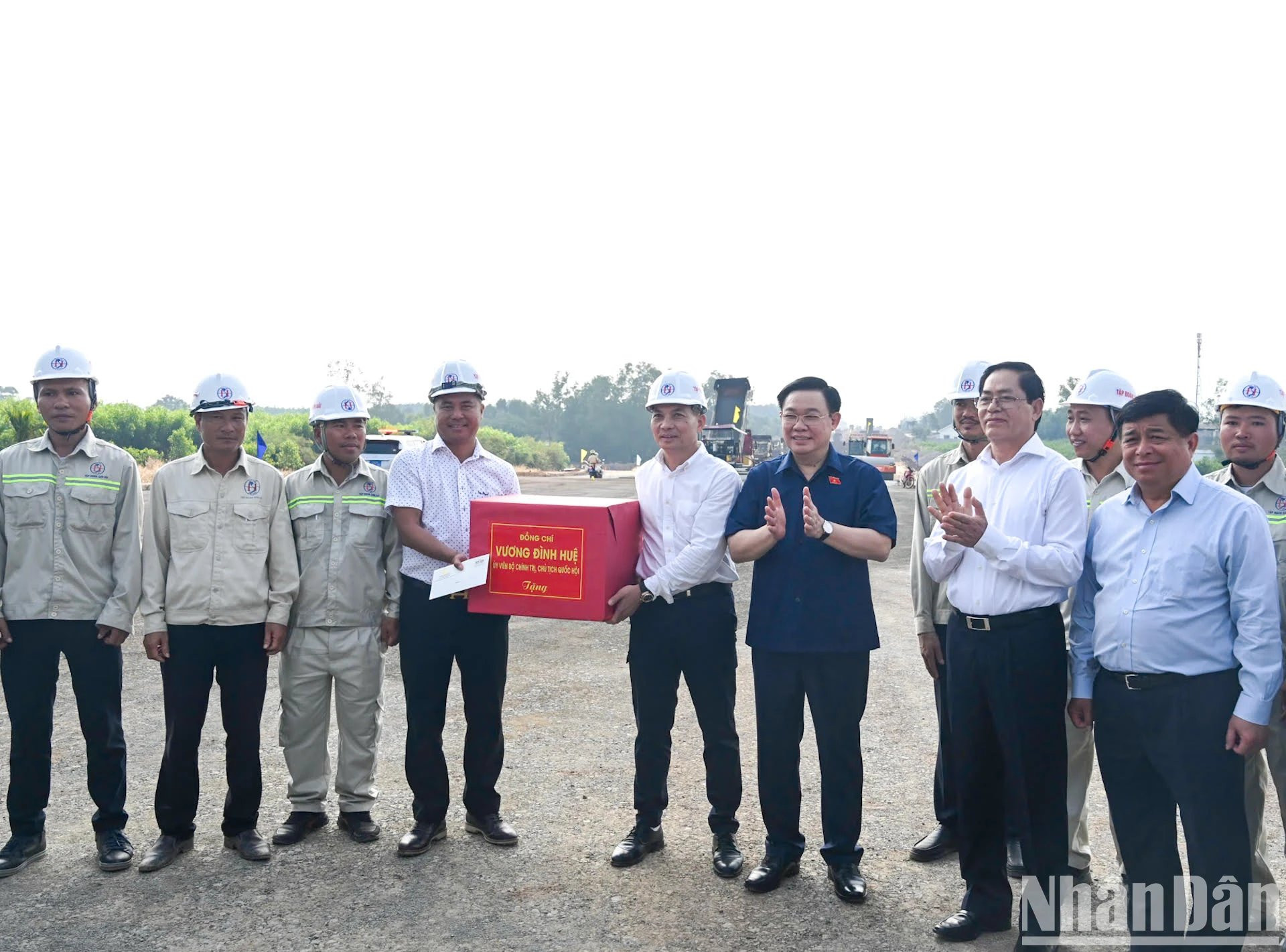 El presidente de la AN visita el proyecto de construcción de la autopista Bien Hoa - Vung Tau en la ciudad de Phu My. El presidente de la AN visita el proyecto de construcción de la autopista Bien Hoa - Vung Tau en la ciudad de Phu My.