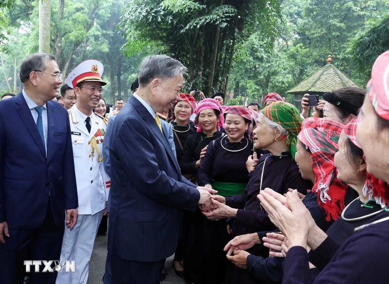 El presidente To Lam y la gente en la zona de reliquias dedicada al Presidente Ho Chi Minh en el Palacio Presidencial. El presidente To Lam y la gente en la zona de reliquias dedicada al Presidente Ho Chi Minh en el Palacio Presidencial.