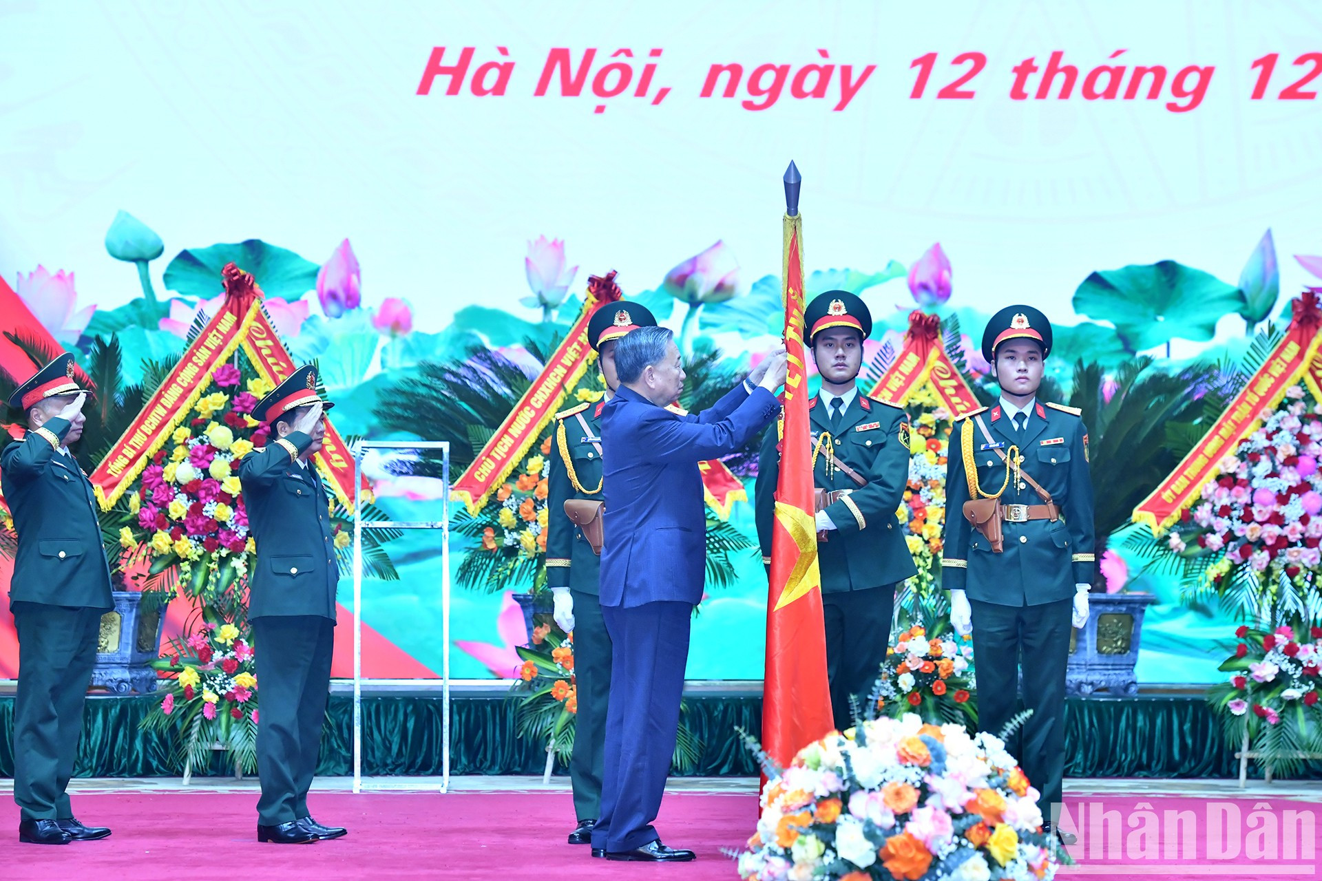 El secretario general del PCV, To Lam, otorga la Medalla de Independencia de Primera Clase a la Dirección General de Política del Ejército Popular de Vietnam. El secretario general del PCV, To Lam, otorga la Medalla de Independencia de Primera Clase a la Dirección General de Política del Ejército Popular de Vietnam.