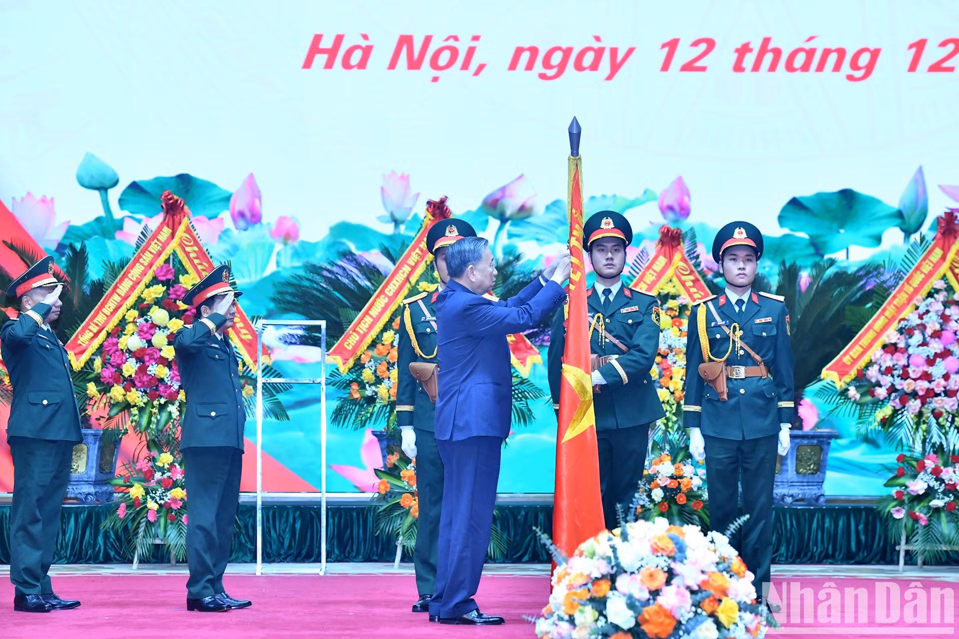El secretario general del PCV, To Lam, otorga la Medalla de Independencia de Primera Clase a la Dirección General de Política del Ejército Popular de Vietnam. El secretario general del PCV, To Lam, otorga la Medalla de Independencia de Primera Clase a la Dirección General de Política del Ejército Popular de Vietnam.