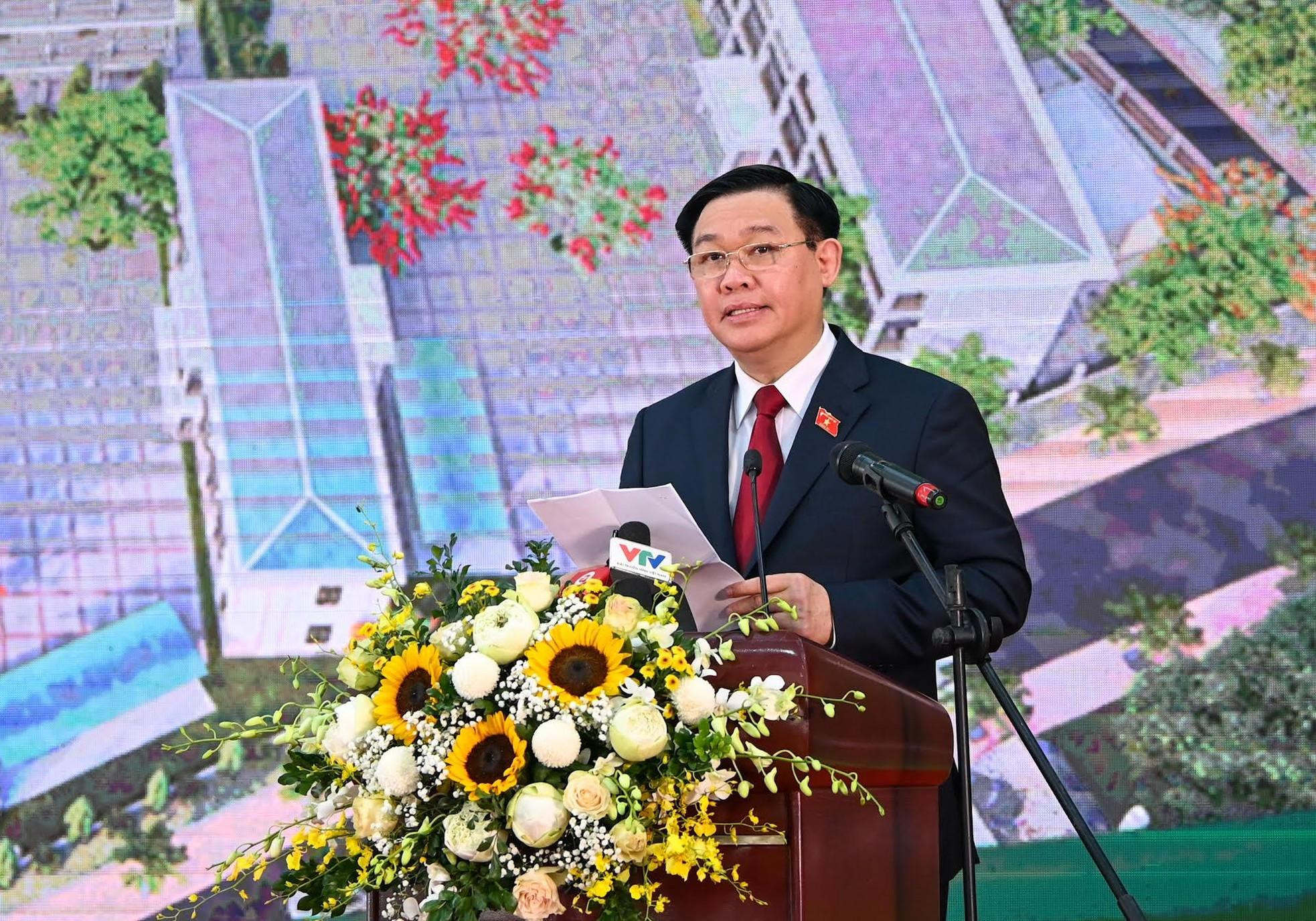 El máximo dirigente parlamentario habla en la ceremonia.