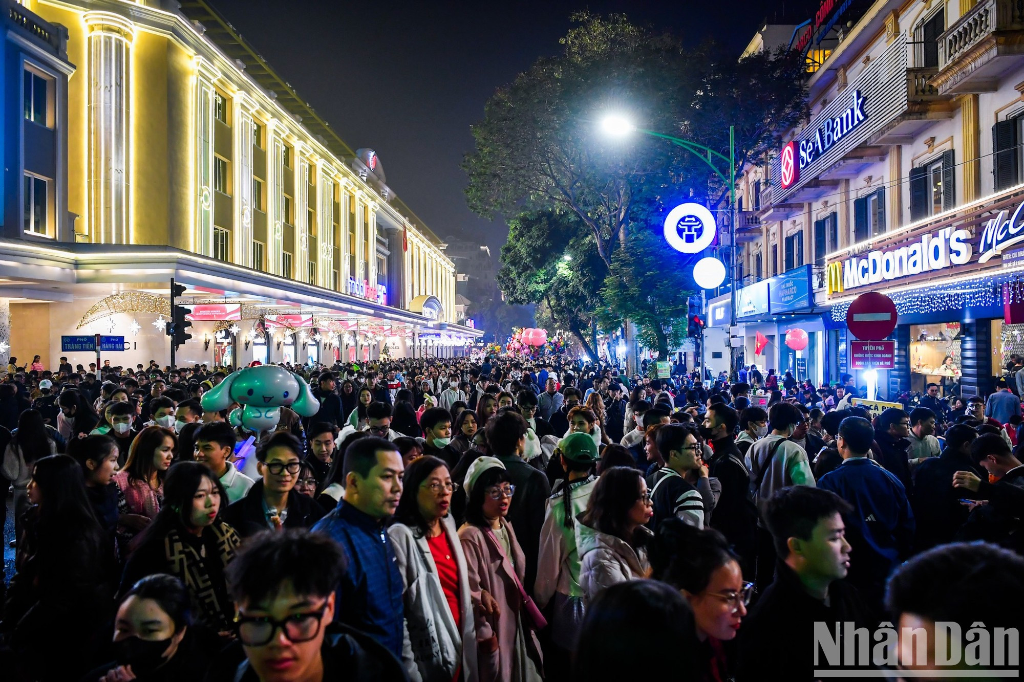 A las 22.30 horas, las calles alrededor del lago Hoan Kiem están llenas de gente. A las 22.30 horas, las calles alrededor del lago Hoan Kiem están llenas de gente.
