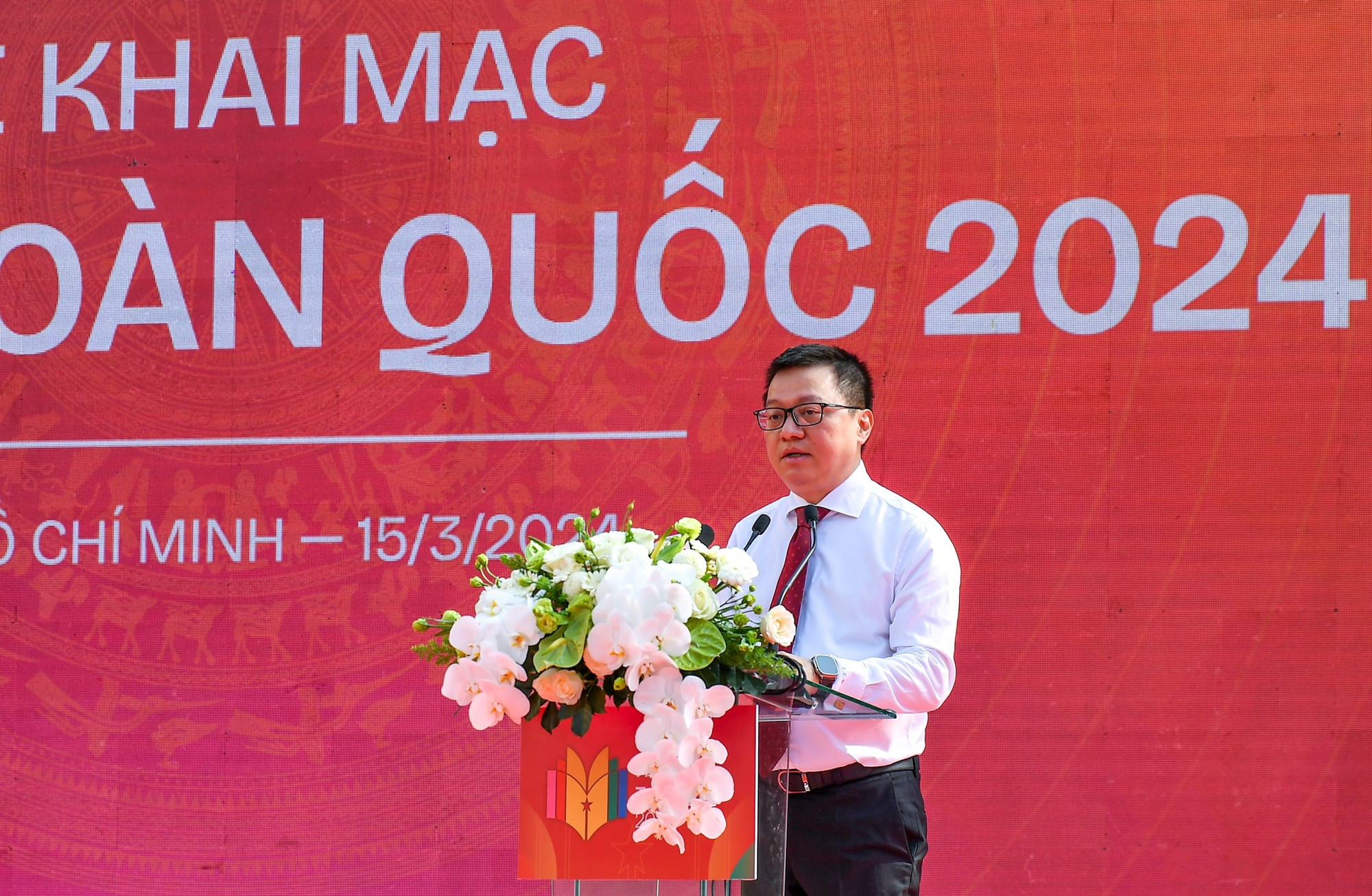 El presidente-editor del periódico Nhan Dan (Pueblo) y subjefe de la Comisión de Comunicación y Educación del PCV, Le Quoc Minh, pronuncia el discurso de apertura del festival. El presidente-editor del periódico Nhan Dan (Pueblo) y subjefe de la Comisión de Comunicación y Educación del PCV, Le Quoc Minh, pronuncia el discurso de apertura del festival.