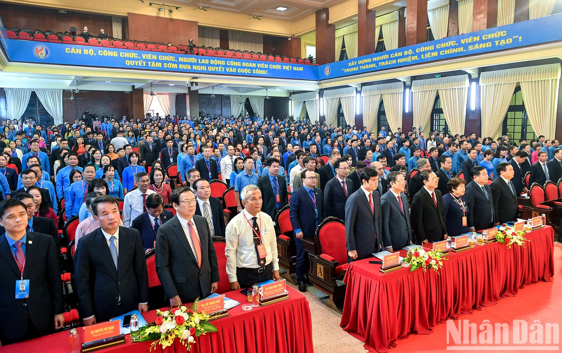 Los delegados realizan la ceremonia de izamiento de la bandera nacional.