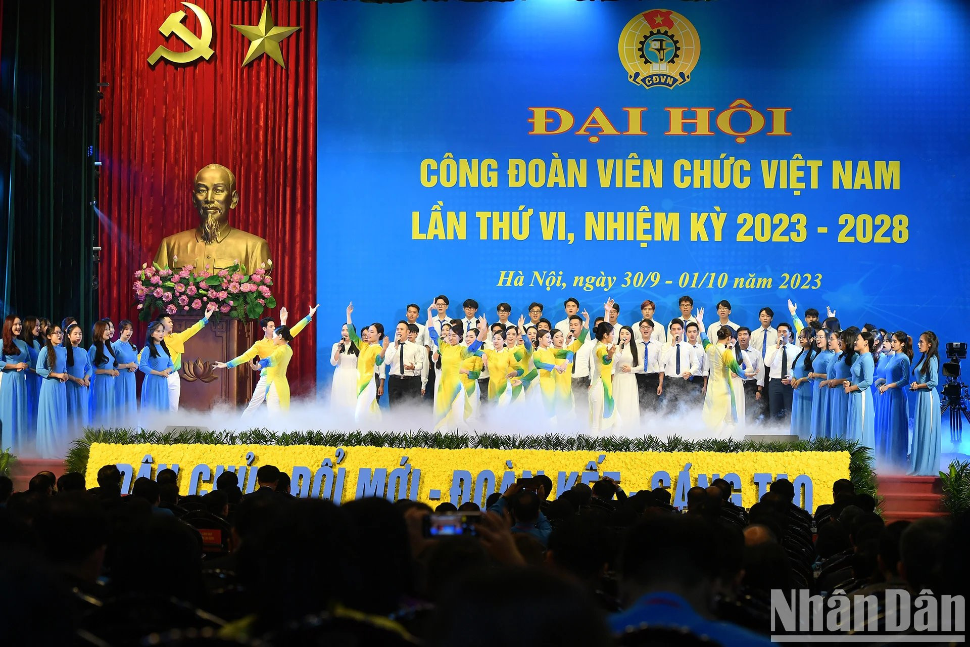 Espectáculo artístico en el evento.