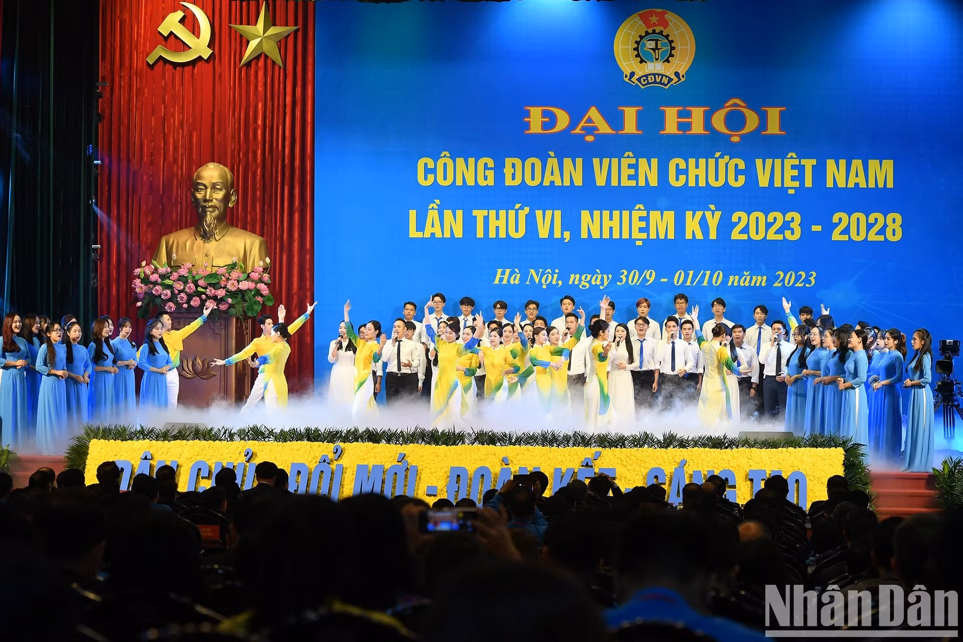 Espectáculo artístico en el evento.