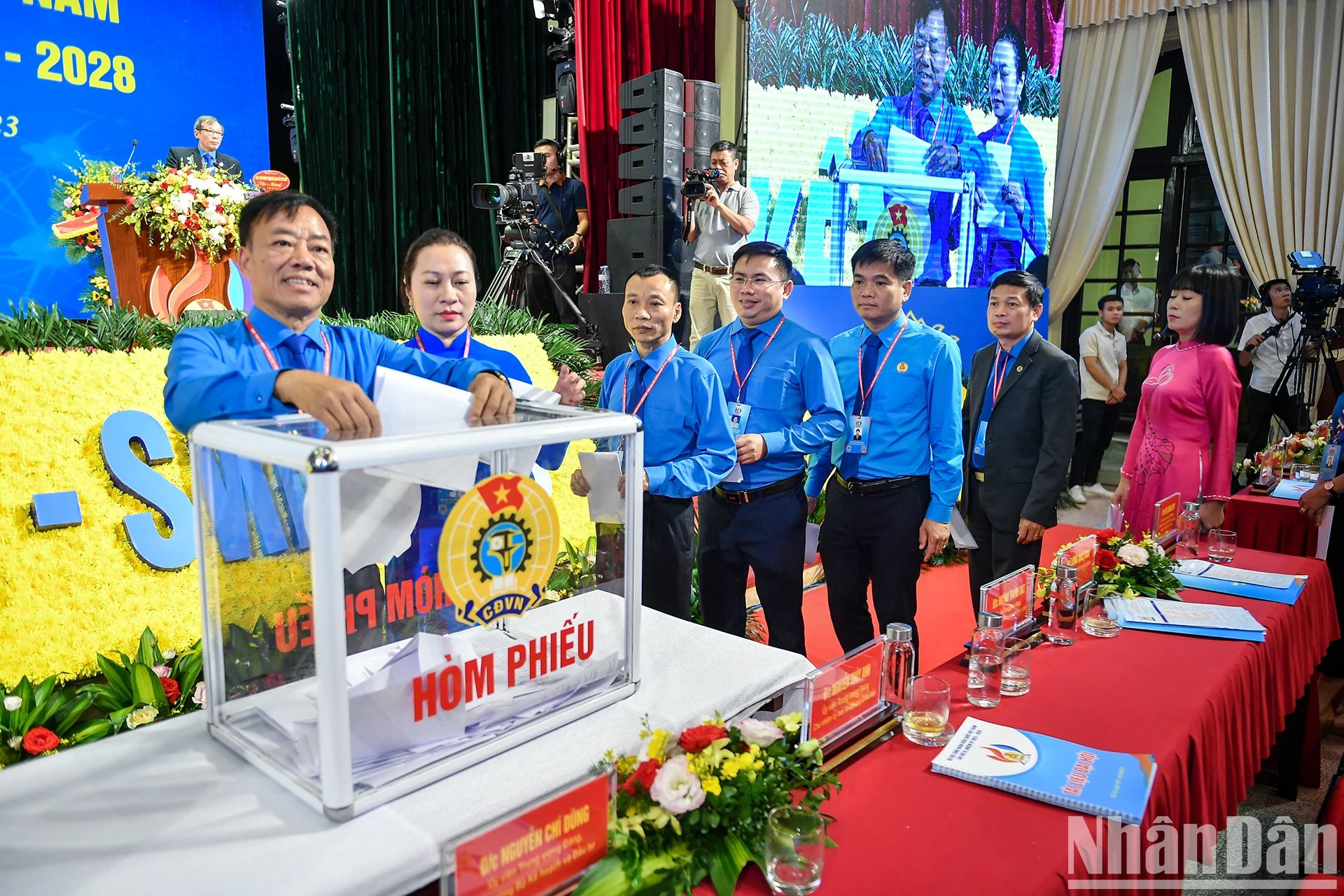Los delegados votan para elegir el Comité Ejecutivo del Sindicato de Empleados Públicos de Vietnam para el mandato 2023-2028.