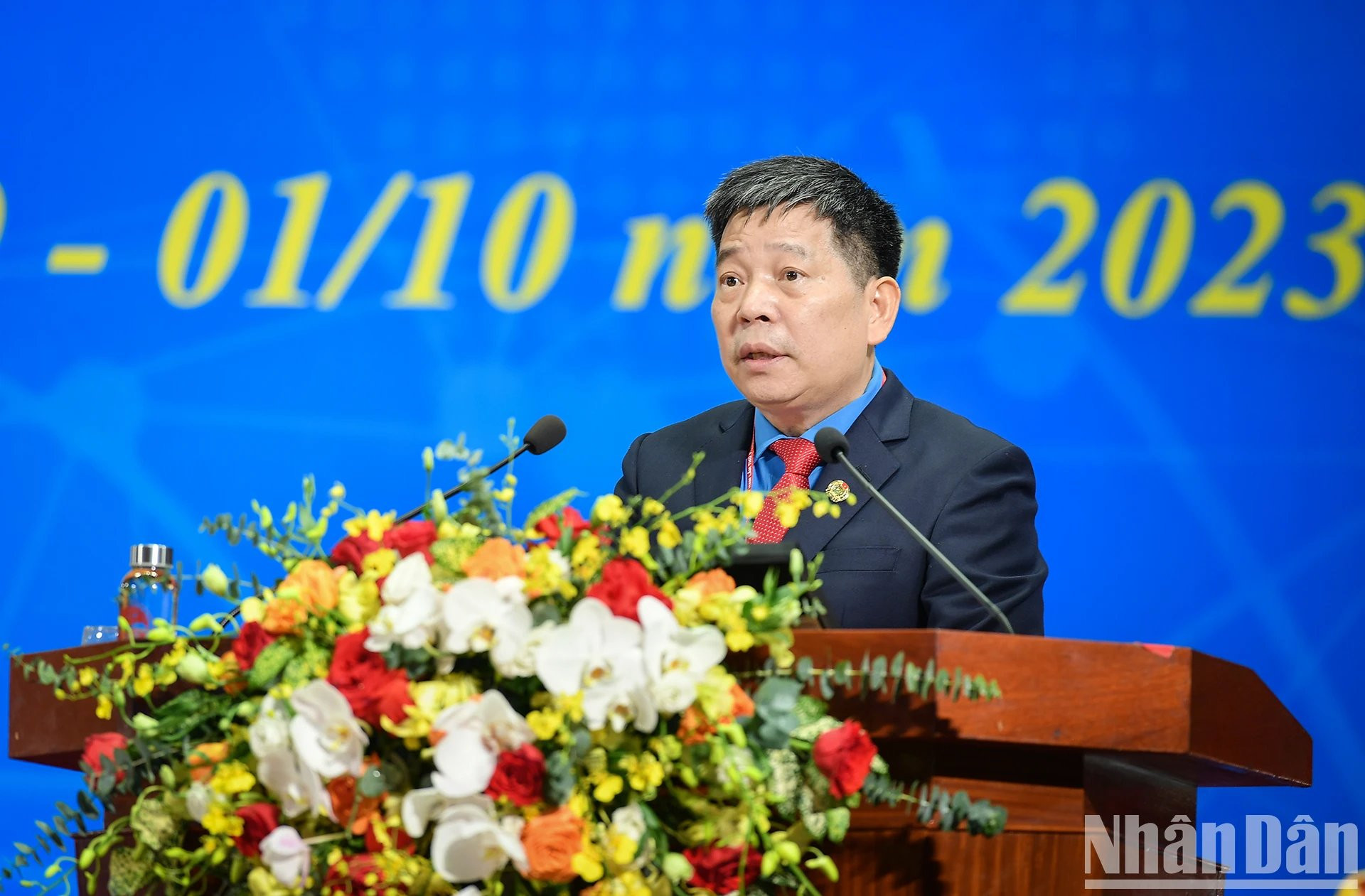 El vicepresidente permanente del Sindicato de Empleados Públicos de Vietnam, Nguyen Van Dong, presenta un informe sobre el desempeño de su entidad en el período 2018-2023 y objetivos y tareas para el próximo mandato.