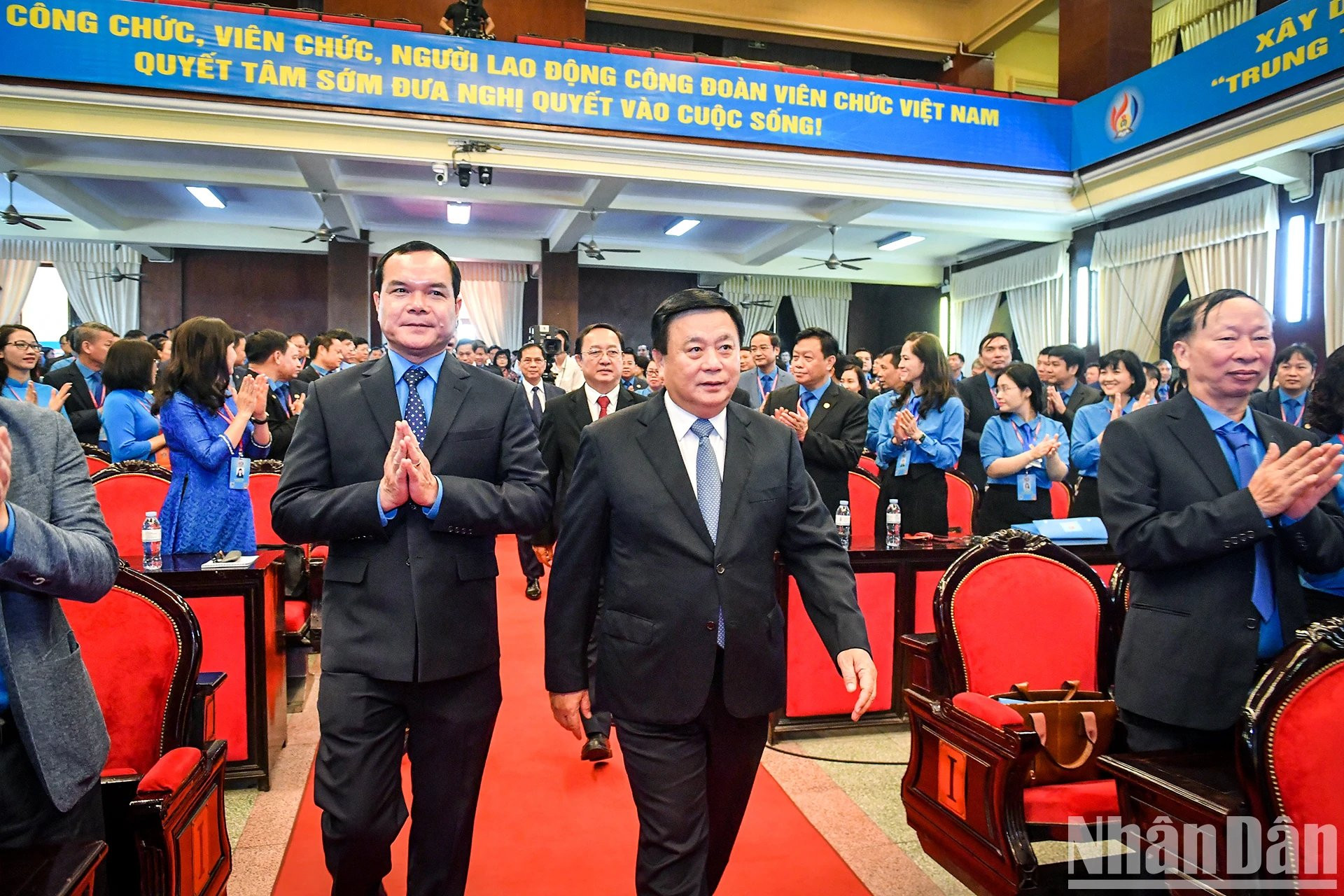 El miembro del Buró Político y director de la Academia de Política Nacional Ho Chi Minh, Nguyen Xuan Thang, asiste a la reunión.