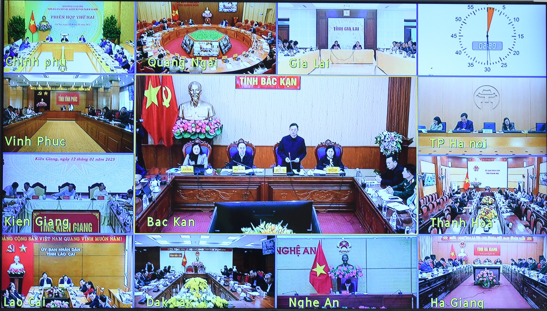 Representante del Gobierno de Bac Kan habla en la reunión.