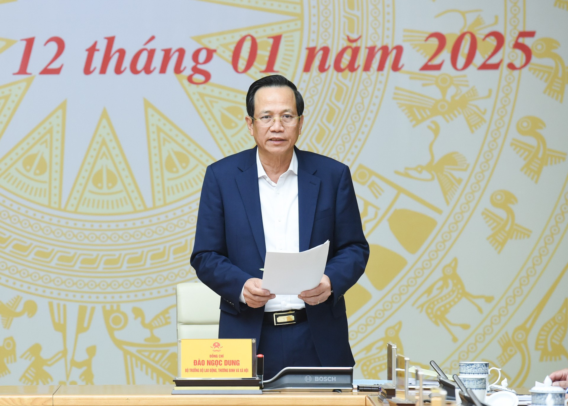 El ministro de Trabajo, Inválidos de Guerra y Asuntos Sociales, Dao Ngoc Dung, informa sobre los resultados de la eliminación de viviendas temporales y deterioradas en todo el país.