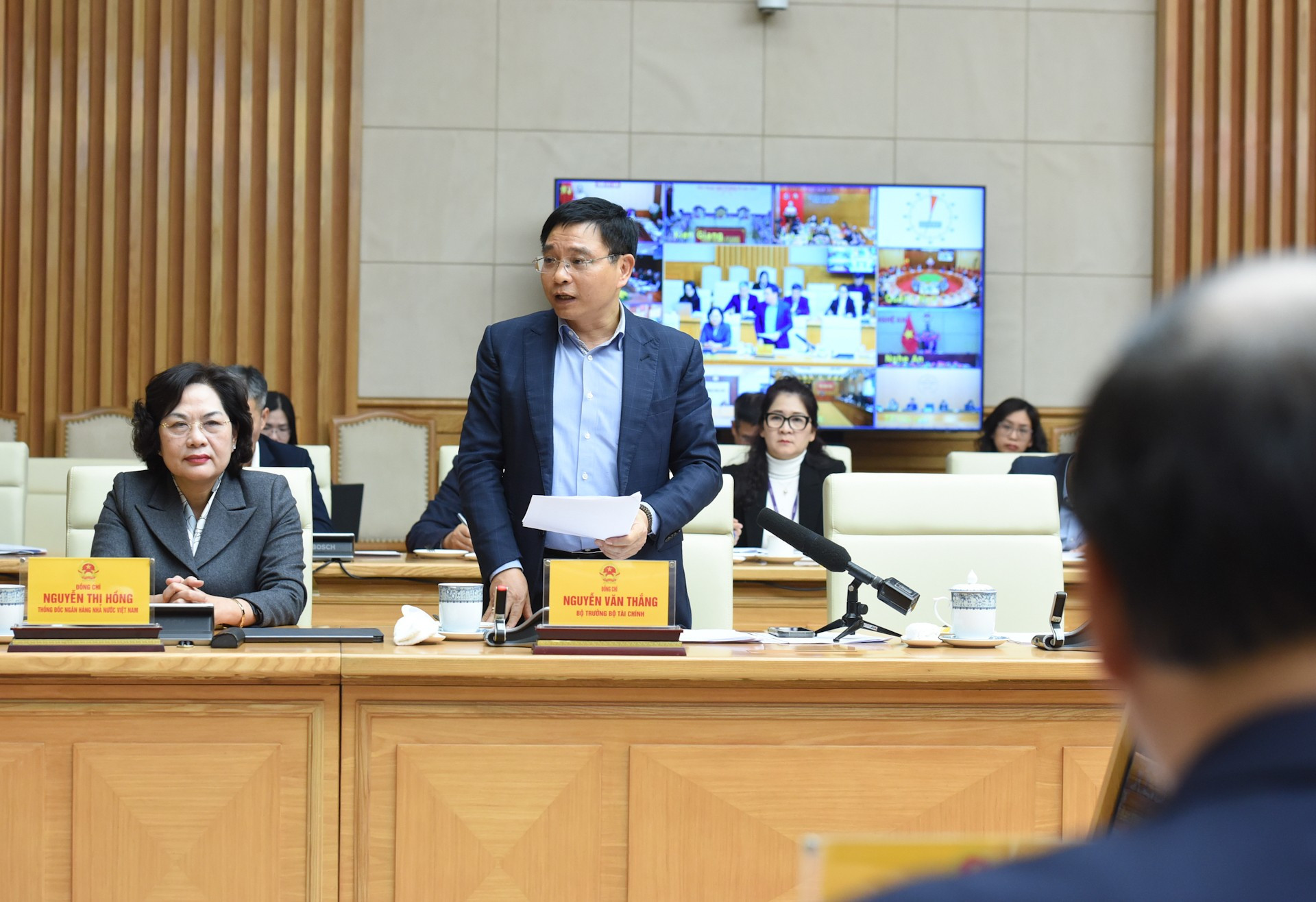 El ministro de Finanzas, Nguyen Van Thang, interviene en la cita.