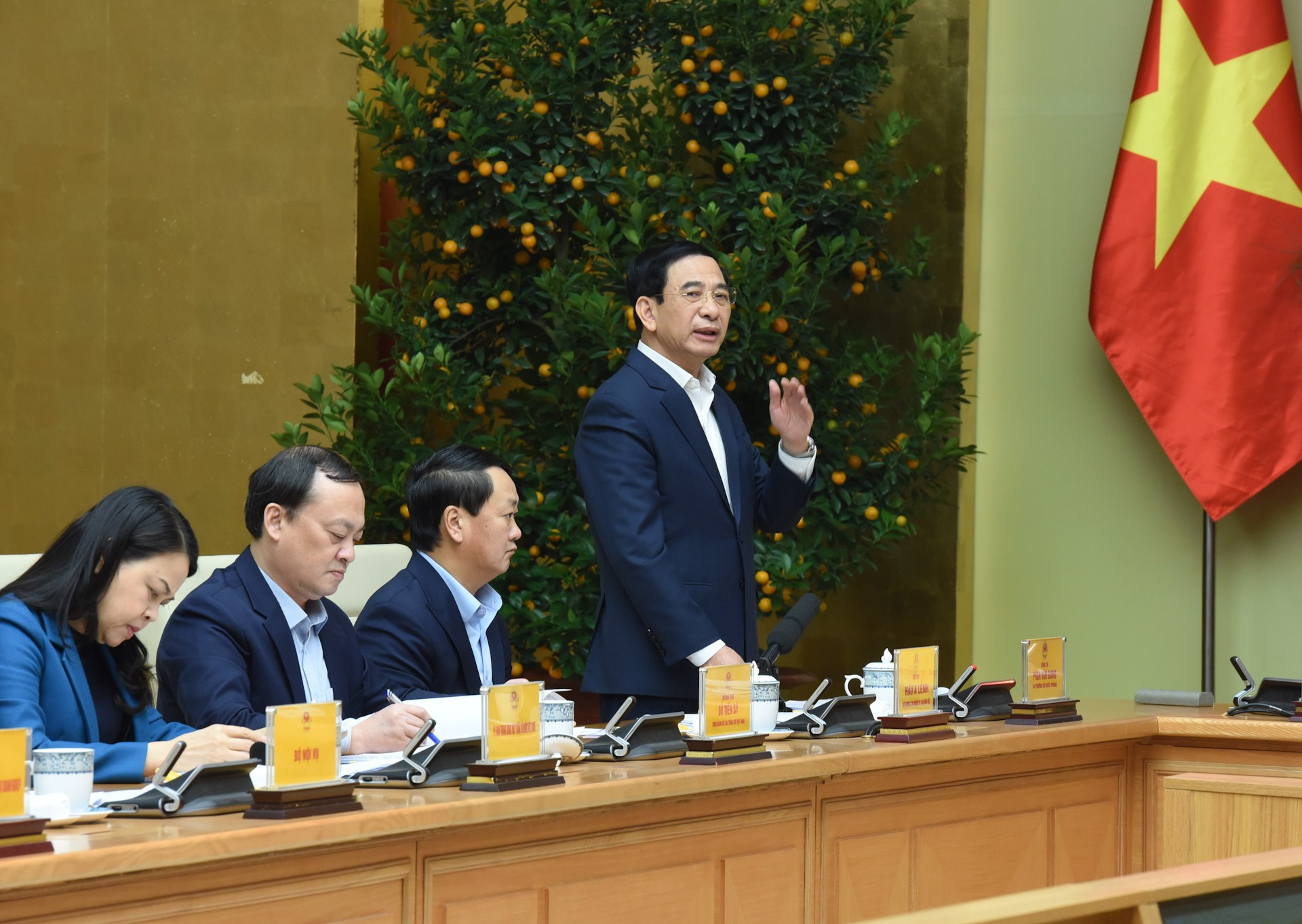 El ministro de Defensa, Phan Van Giang, hace uso de la palabra en la reunión.