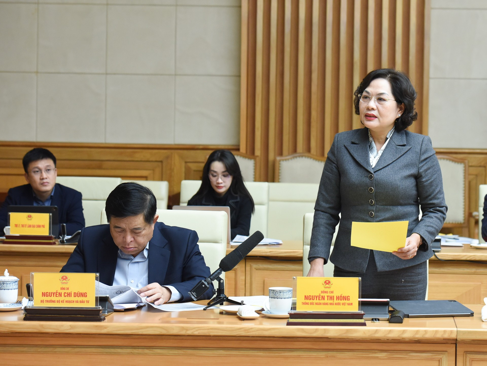 La gobernadora del Banco Estatal de Vietnam, Nguyen Thi Hong, habla en la reunión.