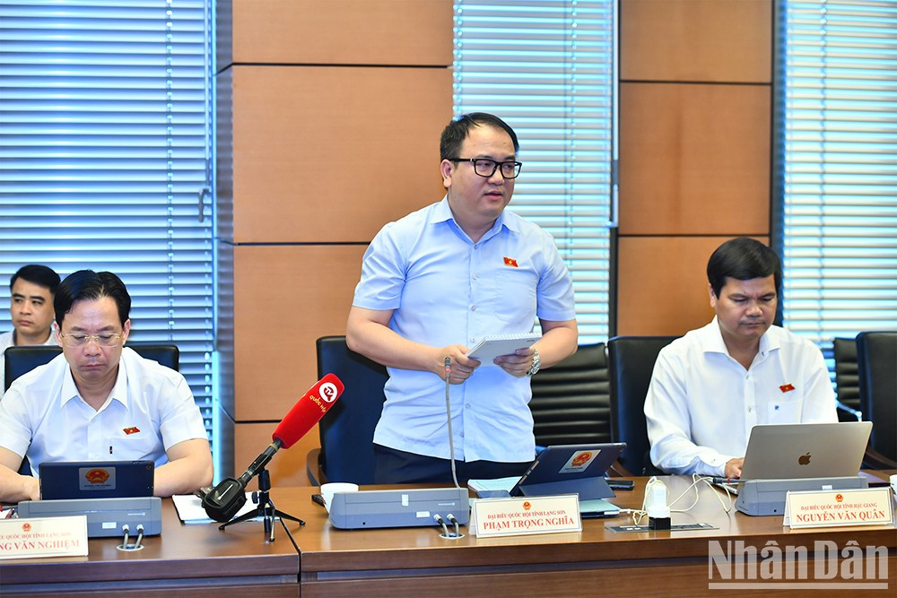 Pham Trong Nghia, diputado de la norteña provincia de Lang Son, habla en el debate.