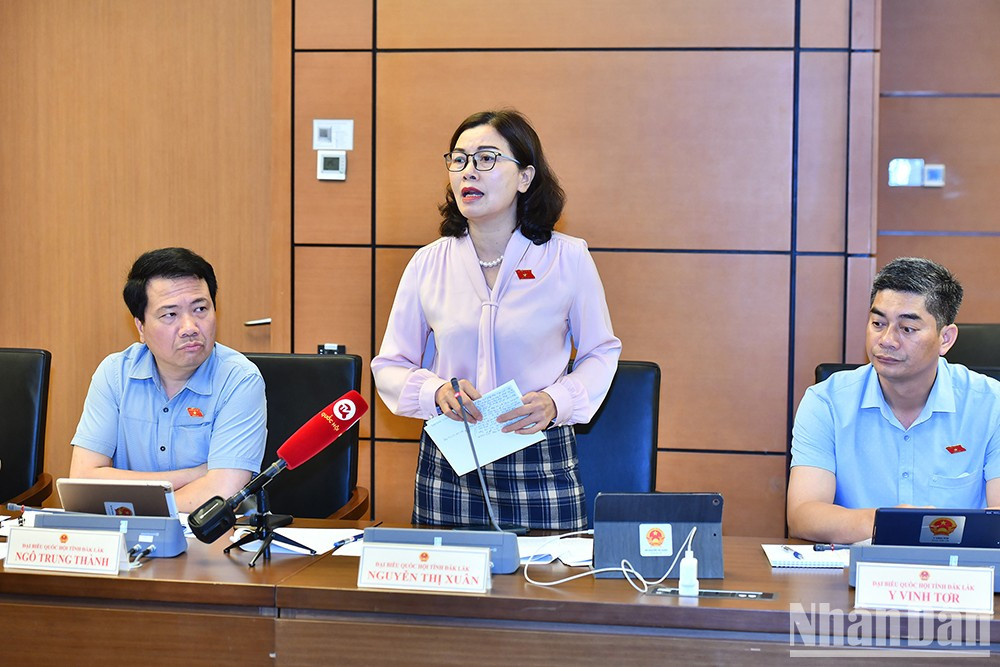 Nguyen Thi Xuan, diputada de la provincia altiplánica de Dak Lak, en la discusión.