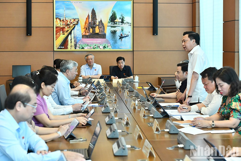 Los delegados de la AN las provincias de Bac Giang, Ha Nam y An Giang discuten en grupos sobre los mencionados proyectos de Ley.