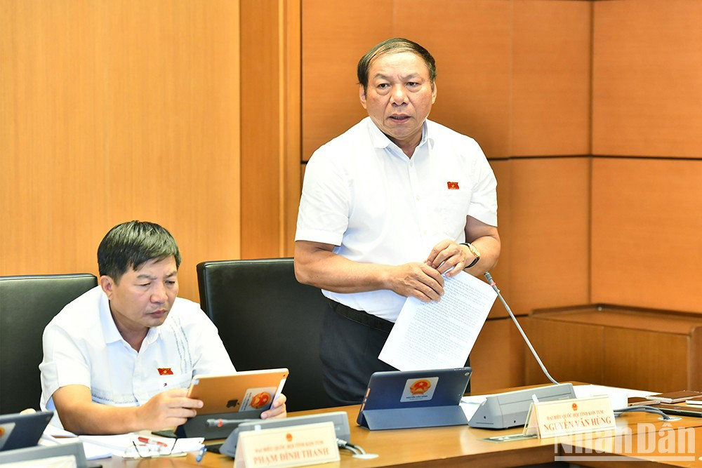 El ministro de Cultura, Deportes y Turismo, Nguyen Van Hung, diputado de la provincia de Kon Tum, en el debate sobre los proyectos de Ley.