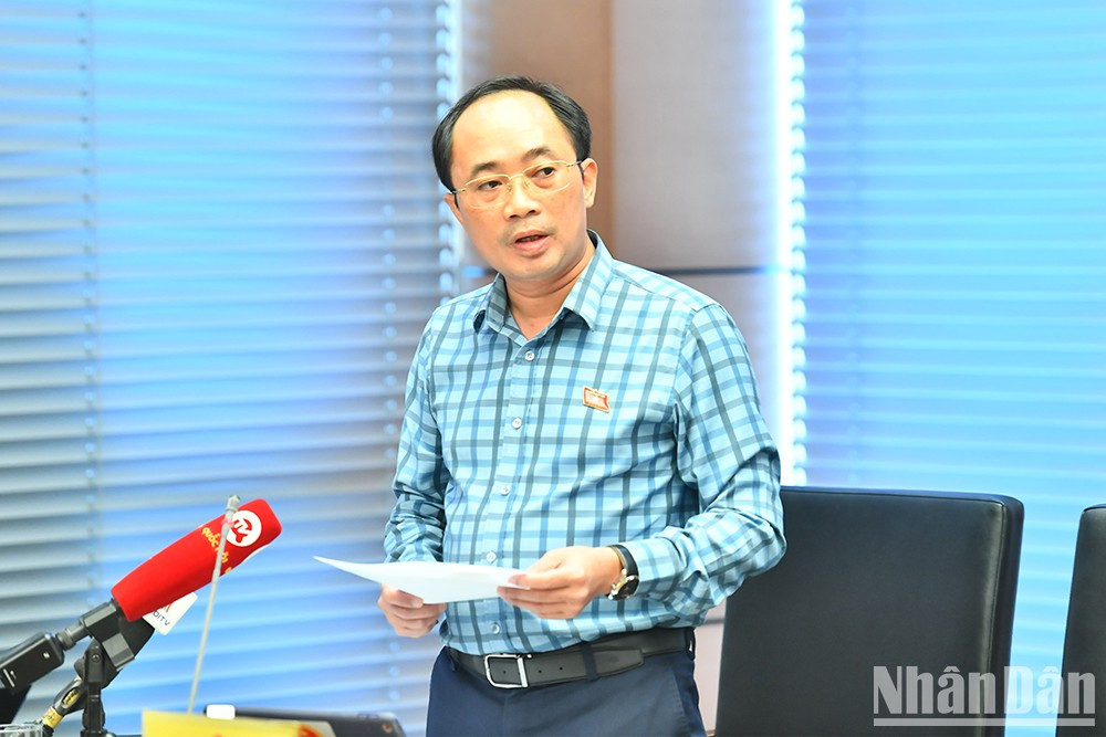 El delegado de la AN en Hanói, Le Nhat Thanh, en el debate sobre el proyecto de Ley que enmienda la Ley de Policía Popular.