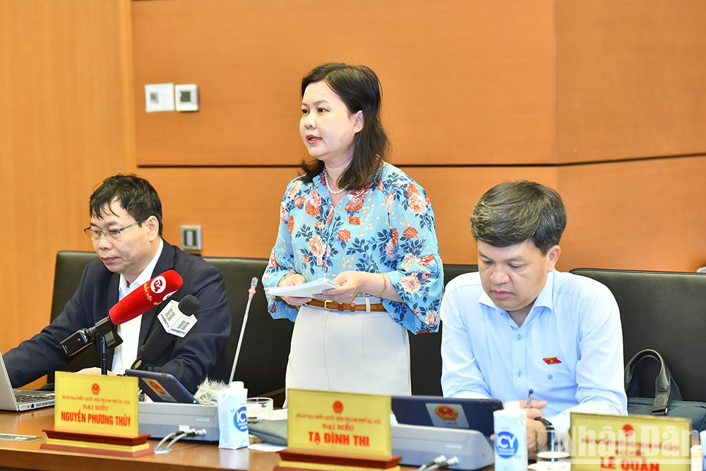 La delegada de la AN en Hanói, Nguyen Phuong Thuy, habla sobre el proyecto de Ley que enmienda la Ley de Salida y Entrada de Ciudadanos Vietnamitas y la Ley de Entrada, Salida, Tránsito y Residencia de Extranjeros en Vietnam.